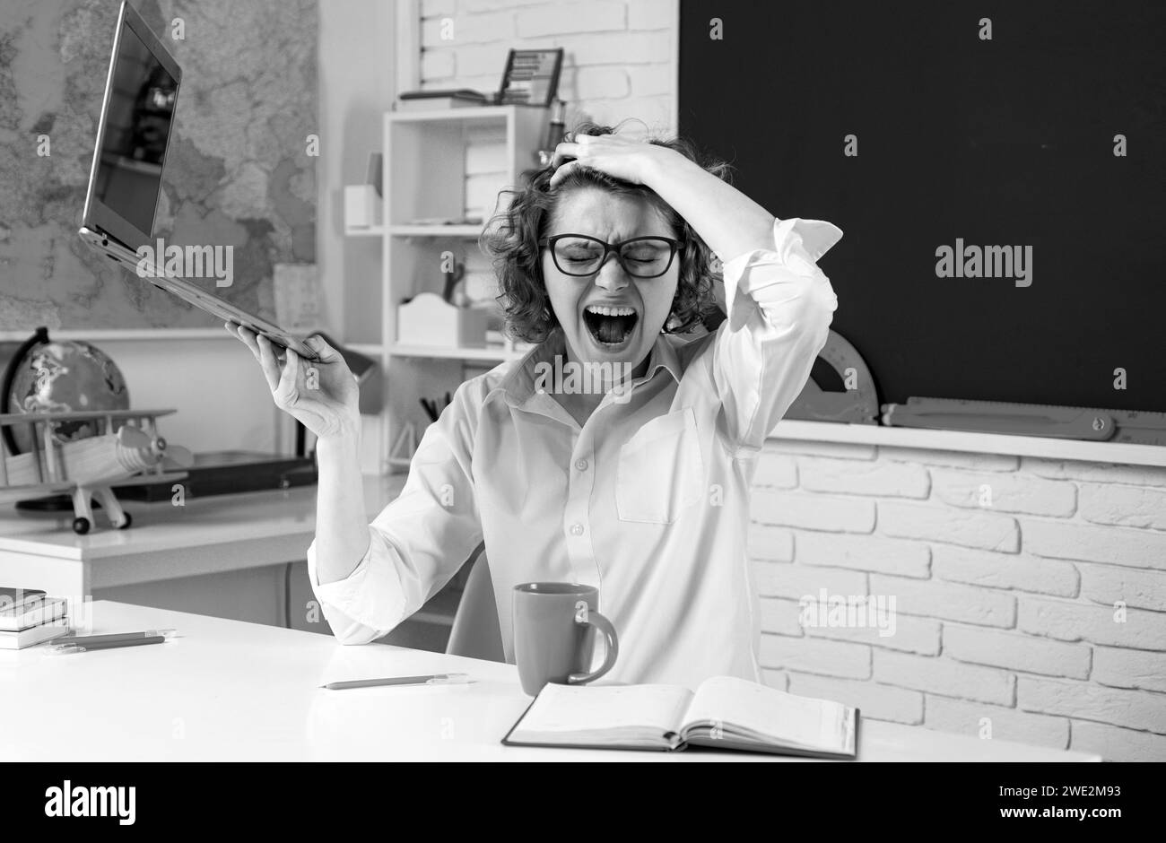 Retour à l'école. Enseignant fatigué hurlant. Concept d'éducation et d'apprentissage en ligne. Banque D'Images