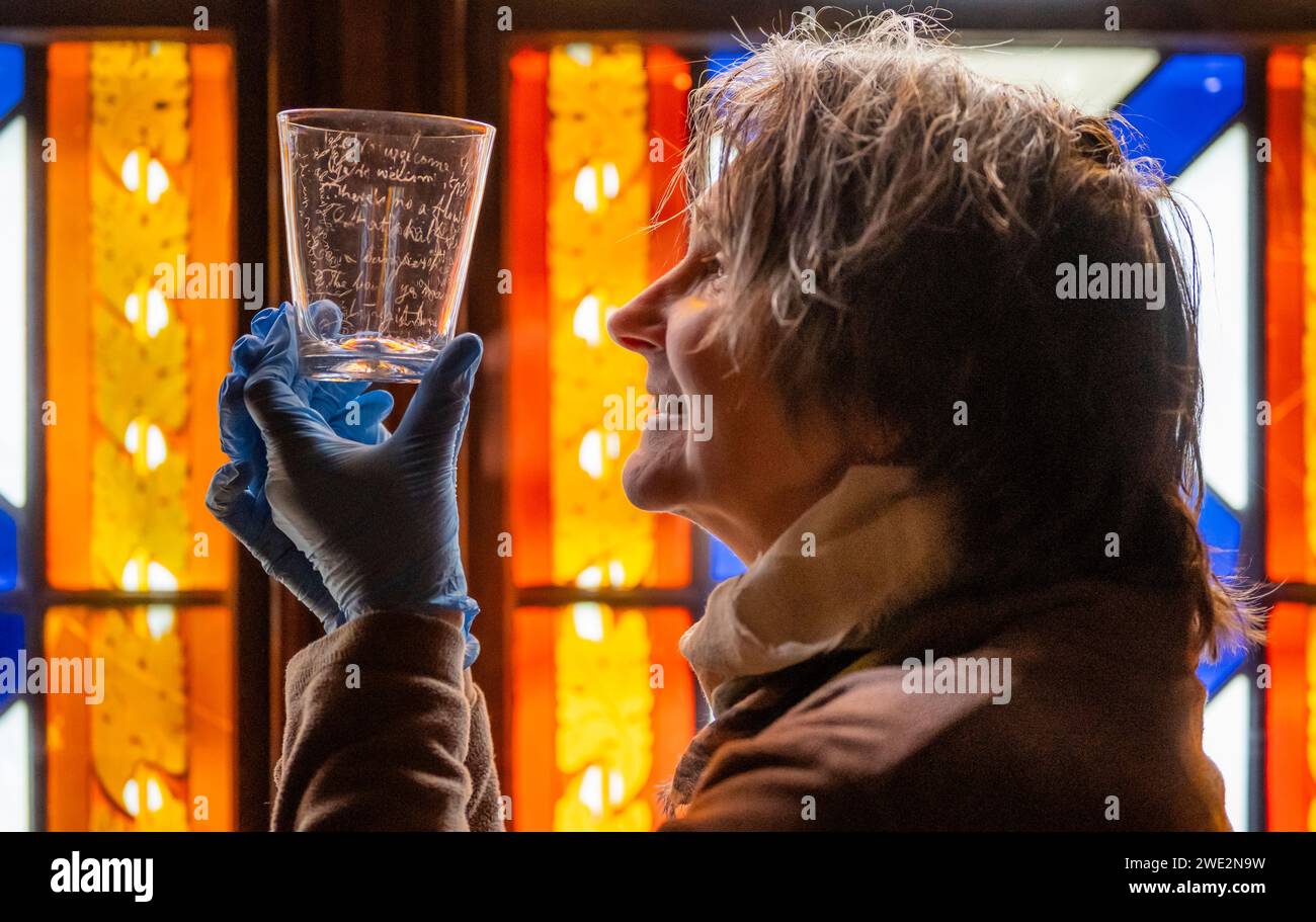 22 janvier 2023 'Raising a Glass to Robert Burns' avant Burn Night le 25 janvier, Claudia Bolling - responsable de la maison et des collections à l'Abbotsford Trust, Holds - gobelet en verre de Robert Burns, pointe en diamant gravée par le poète Robert Burns (25 janvier 1759 - 21 juillet 1796) les versets découpés dans le verre sont « Ye're Welcome, Willie Stewart… ». Et ont été écrits pour un facteur d'un domaine Dumfriesshire sur un verre du Brownhill Inn, Thornhill. Scott l'avait définitivement acquis en 1829 parce que son existence est enregistrée dans Life of Burns de J.G. Lockhart. Banque D'Images