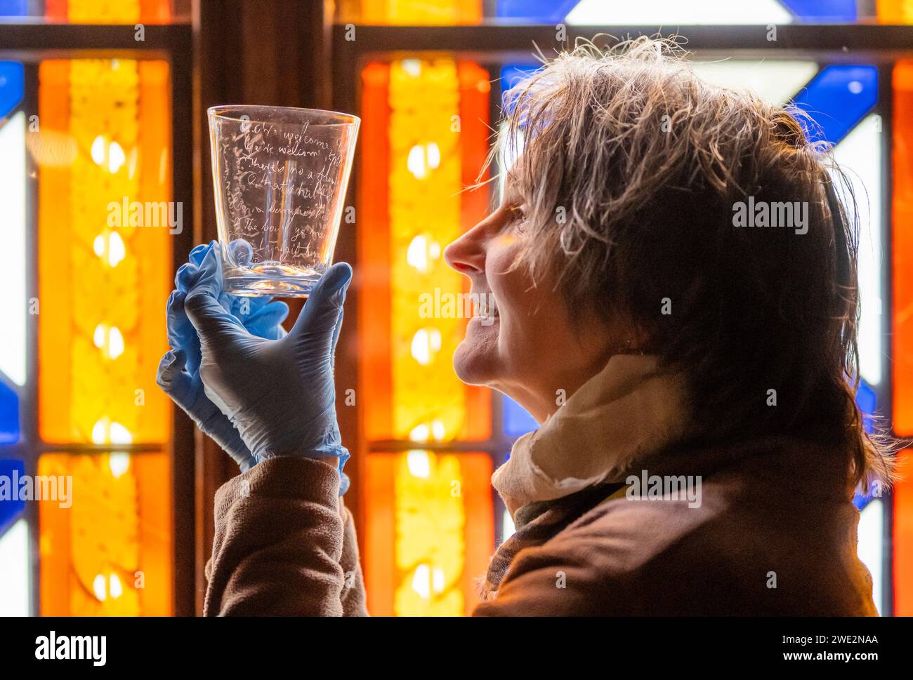 22 janvier 2023 'Raising a Glass to Robert Burns' avant Burn Night le 25 janvier, Claudia Bolling - responsable de la maison et des collections à l'Abbotsford Trust, Holds - gobelet en verre de Robert Burns, pointe en diamant gravée par le poète Robert Burns (25 janvier 1759 - 21 juillet 1796) les versets découpés dans le verre sont « Ye're Welcome, Willie Stewart… ». Et ont été écrits pour un facteur d'un domaine Dumfriesshire sur un verre du Brownhill Inn, Thornhill. Scott l'avait définitivement acquis en 1829 parce que son existence est enregistrée dans Life of Burns de J.G. Lockhart. Banque D'Images