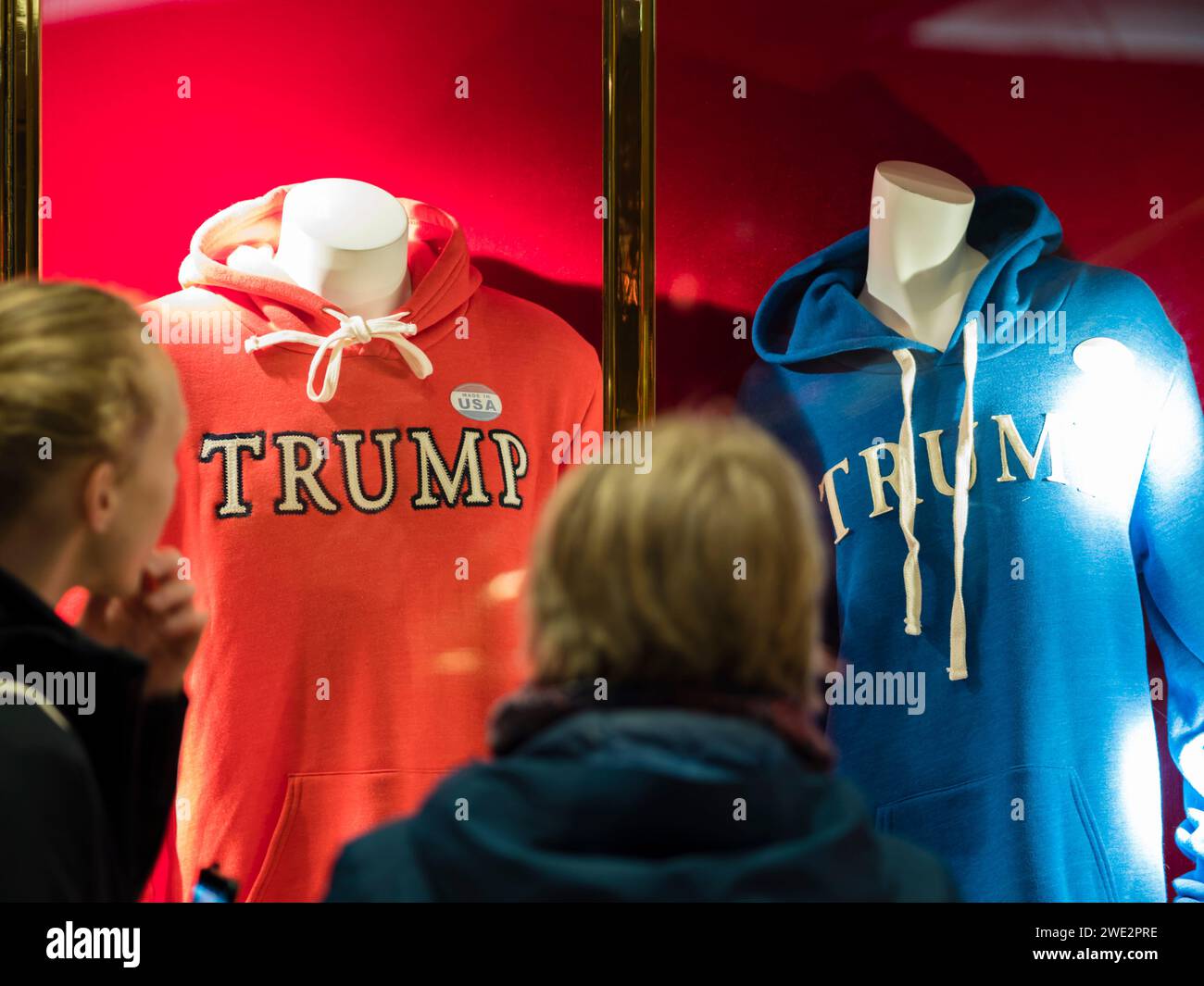 New York, États-Unis - 30 avril 2023 : les gens jettent un coup d'œil à la marchandise des fans de Donald Trump à vendre à l'intérieur de la Trump Tower à Manhattan, New York. Banque D'Images