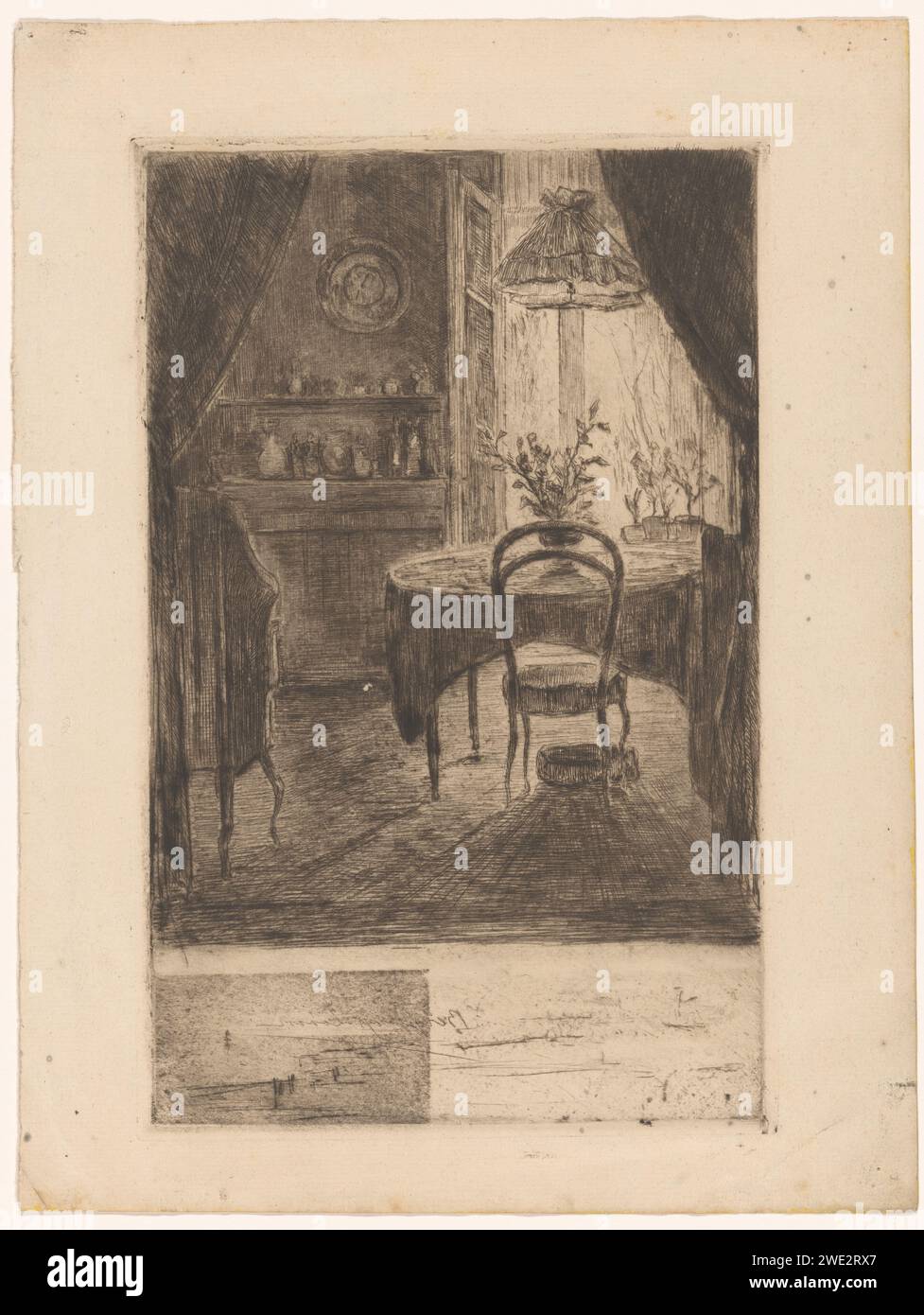 Intérieur d'un salon, Carel Nicolaas tempête de 's -Gravesande, 1851 - 1902 impression à droite est une table devant une fenêtre. Il y a un vase avec des fleurs sur la table. A gauche un placard. Au bas de l'image miroir le texte : 'Bergen op Zoom'. Gravure sur papier / Drypoint salles communes Bergen op Zoom Banque D'Images