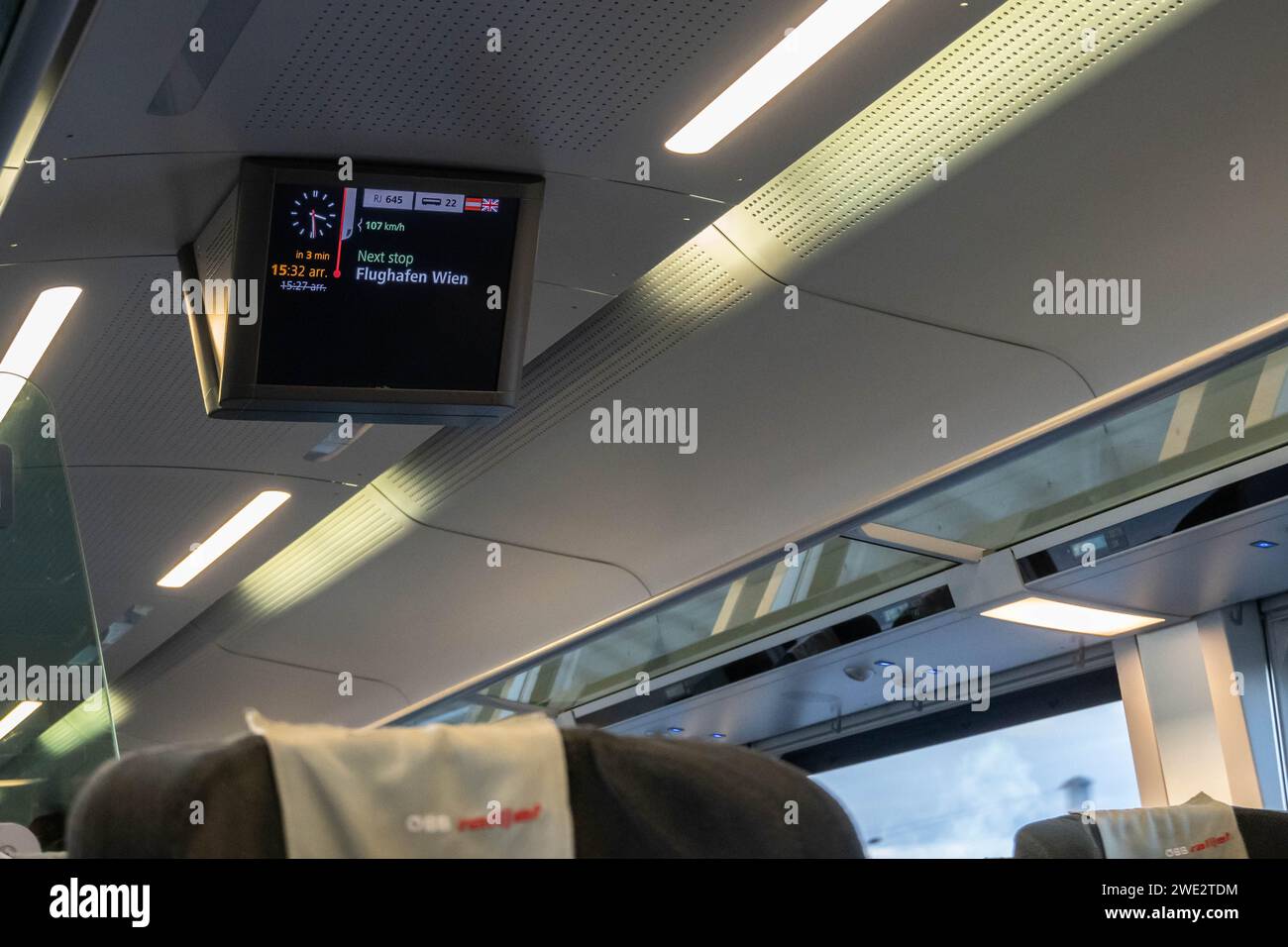 VIENNE, AUTRICHE - 21 novembre 2023 : Voyage à bord d'un ÖBB Railjet en direction de l'aéroport international de Vienne Banque D'Images