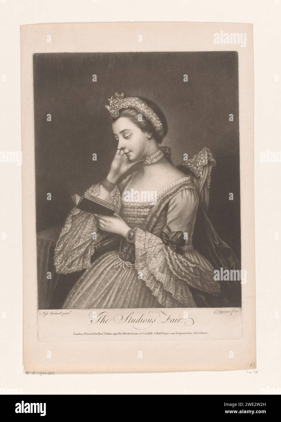 Femme de lecture à une table, Charles Spooner, d'après Mary Benwell, 1748 - 1767 imprimer London papier lecture. dentelle Banque D'Images