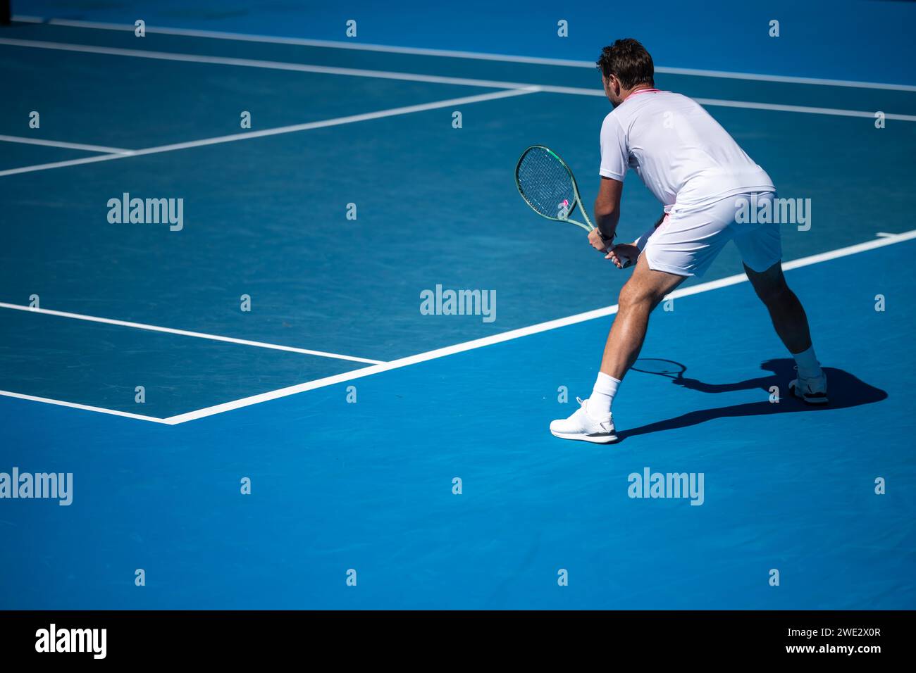 Athlète professionnel jouant au tennis sur un terrain de sport en europe. Banque D'Images