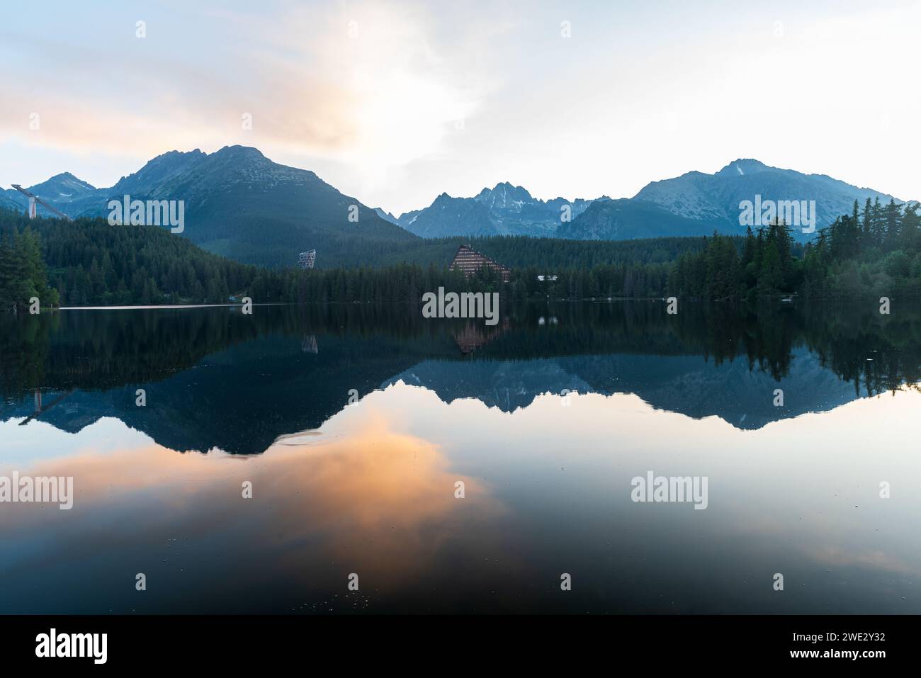 Lac Strbske pleso avec des pics au-dessus dans les montagnes des Hautes Tatras en Slovaquie pendant l'été tôt le matin avant le lever du soleil Banque D'Images