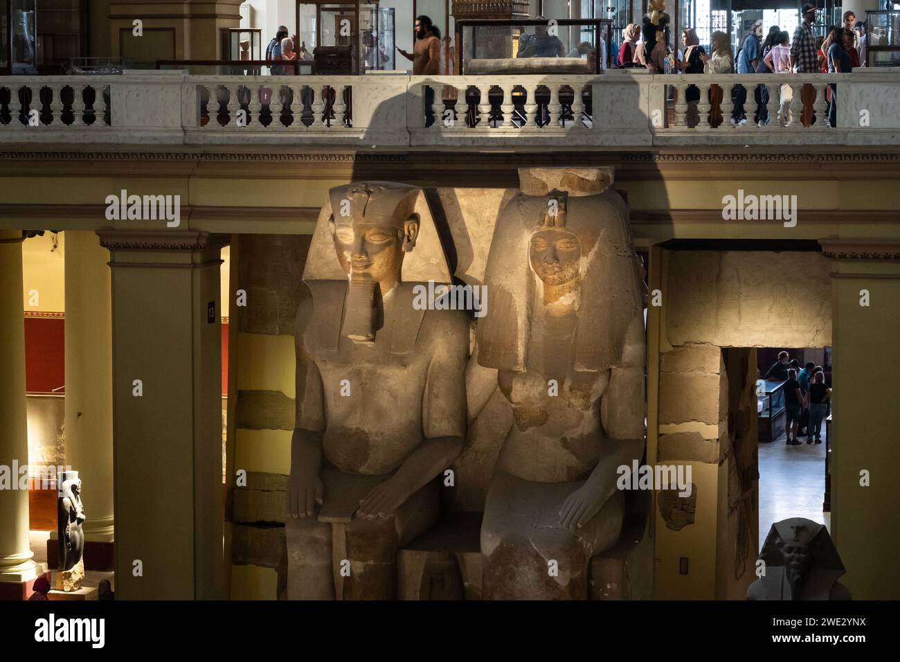 Le Caire, Egypte - novembre 14 2023 : statue colossale d'Amenhotep III exposée au Musée égyptien du Caire près de la place Tahrir. Banque D'Images