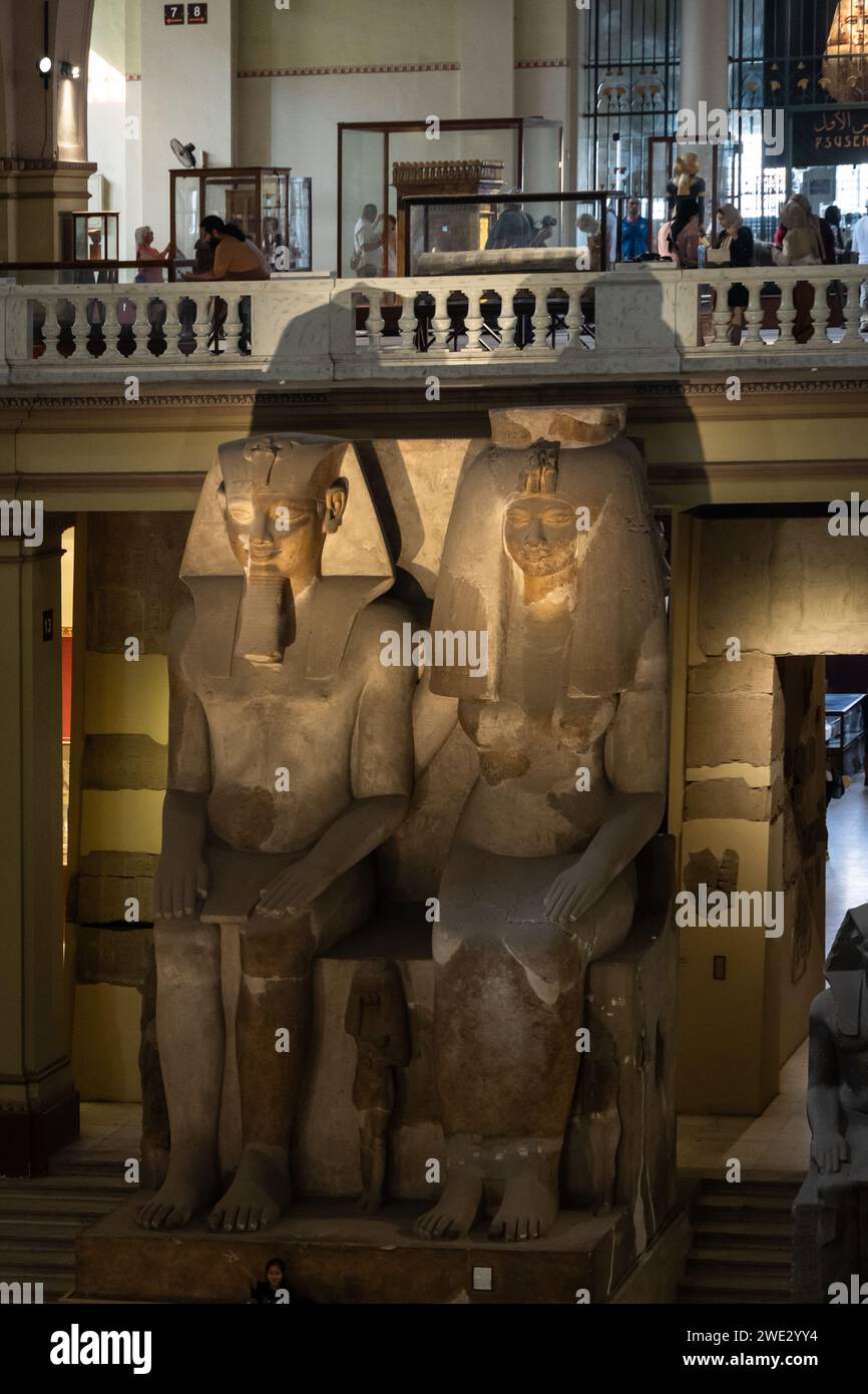 Le Caire, Egypte - novembre 14 2023 : statue colossale d'Amenhotep III exposée au Musée égyptien du Caire près de la place Tahrir. Banque D'Images