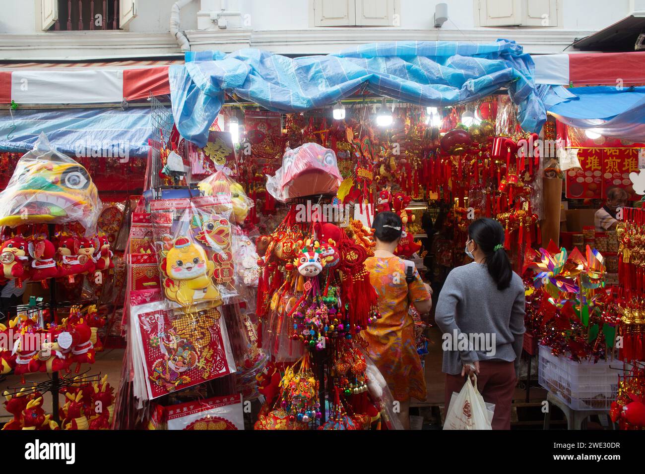 Les vendeurs affichent des accessoires du nouvel an chinois pour les consommateurs à parcourir ou à acheter. Quartier de Chinatown, Singapour. 2024 Banque D'Images
