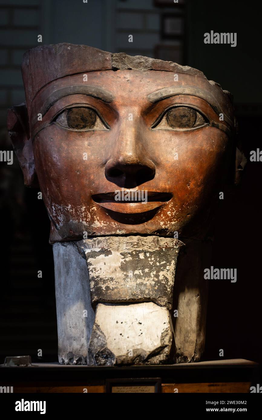 Le Caire, Egypte - novembre 14 2023 : tête peinte en calcaire de la reine Hatshepsout exposée au Musée égyptien du Caire près de la place Tahrir. Banque D'Images