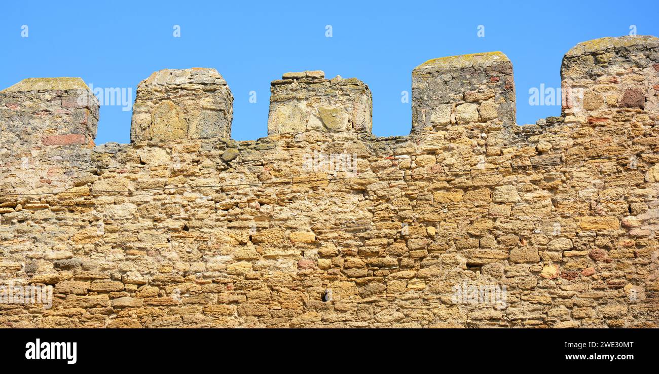 Mur de calcaire fortifié de 3 mètres d'épaisseur d'un ancien Bilhorod-Dnistrovskyi, forteresse Akkerman en Ukraine du 14e siècle. Banque D'Images