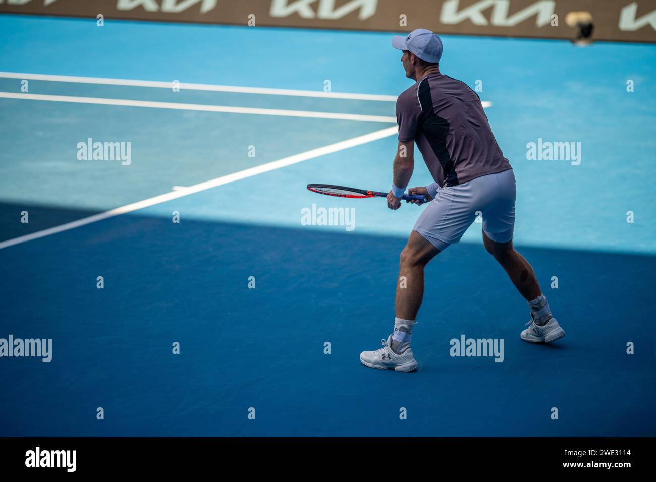 Athlète professionnel jouant au tennis sur un terrain de sport en europe. Banque D'Images