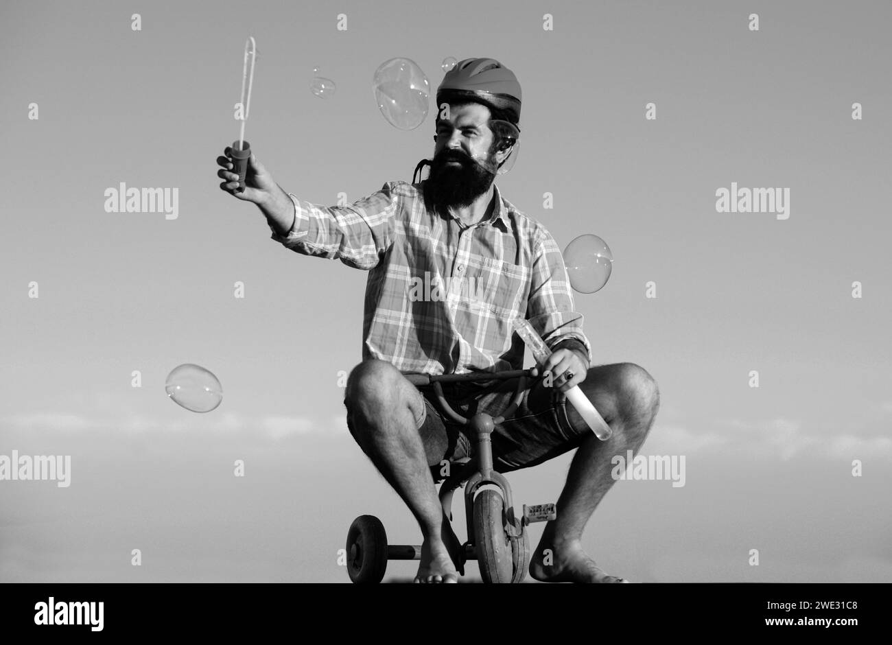 Vélo rider drôle. Comic man à vélo. Motard amusant. Guy à vélo. Banque D'Images