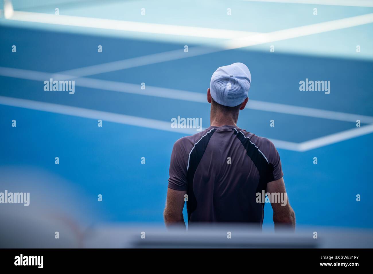 Athlète professionnel jouant au tennis sur un terrain de sport en europe. Banque D'Images