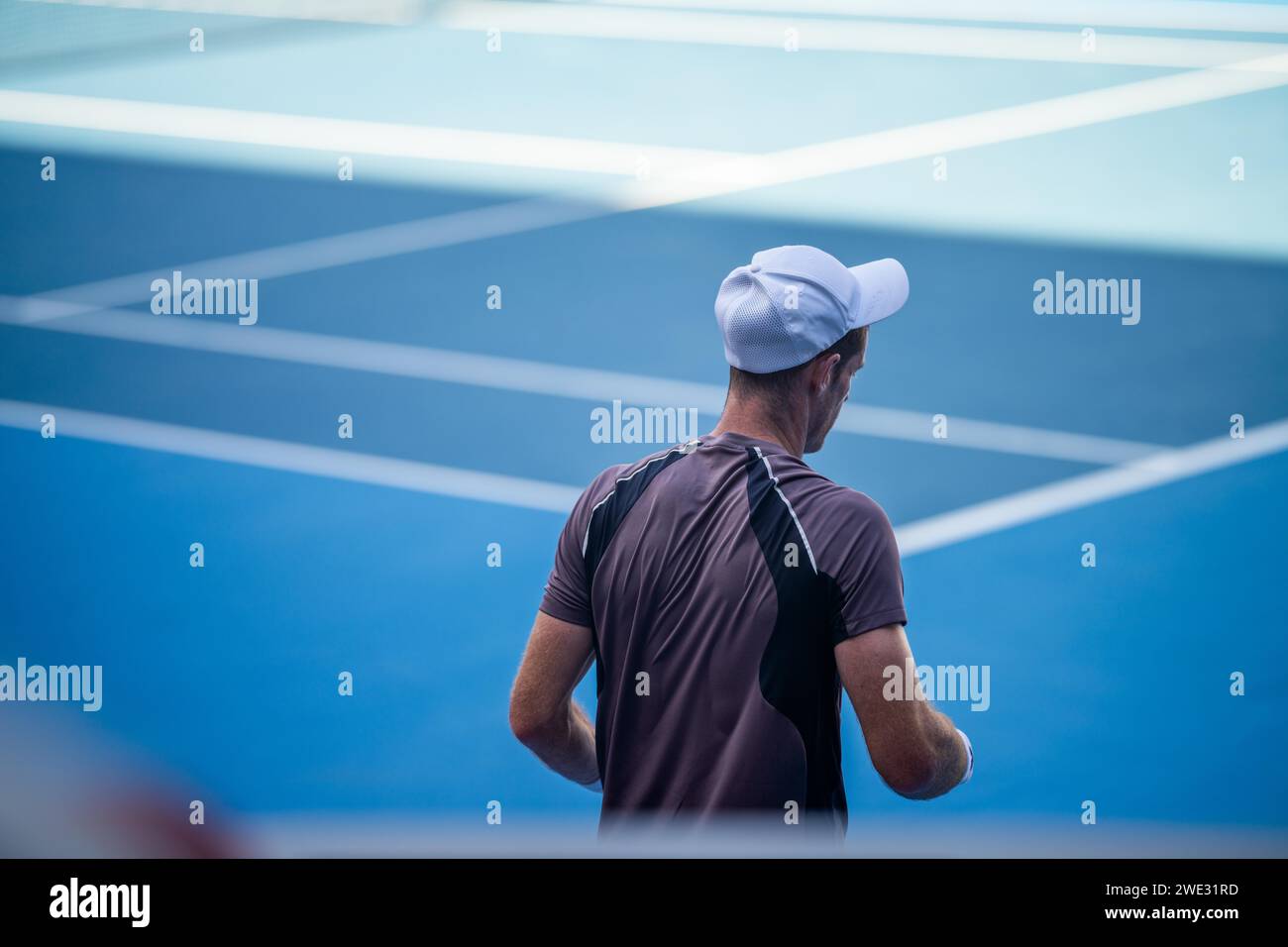 Athlète professionnel jouant au tennis sur un terrain de sport en europe. Banque D'Images