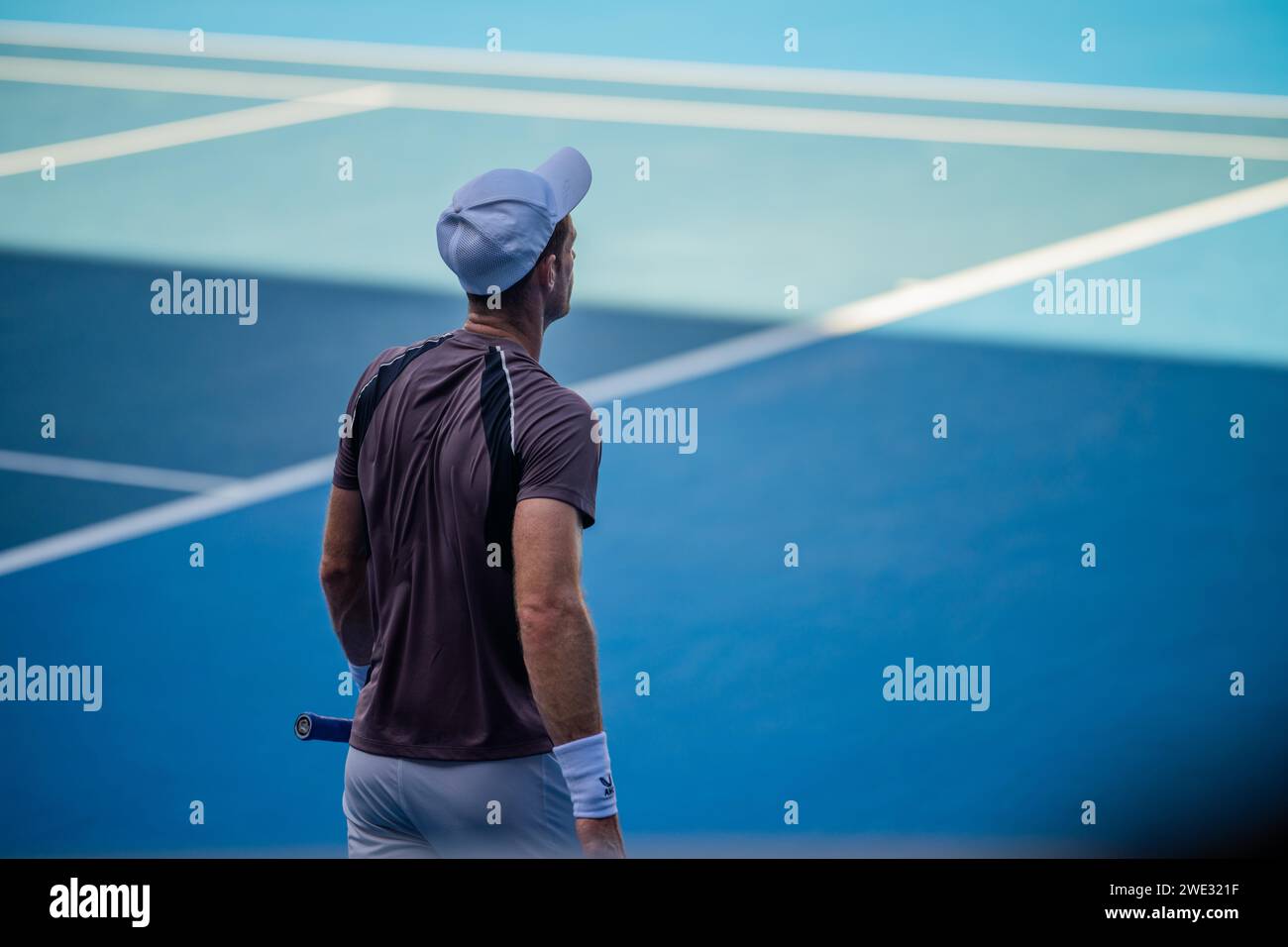 Athlète professionnel jouant au tennis sur un terrain de sport en europe. Banque D'Images