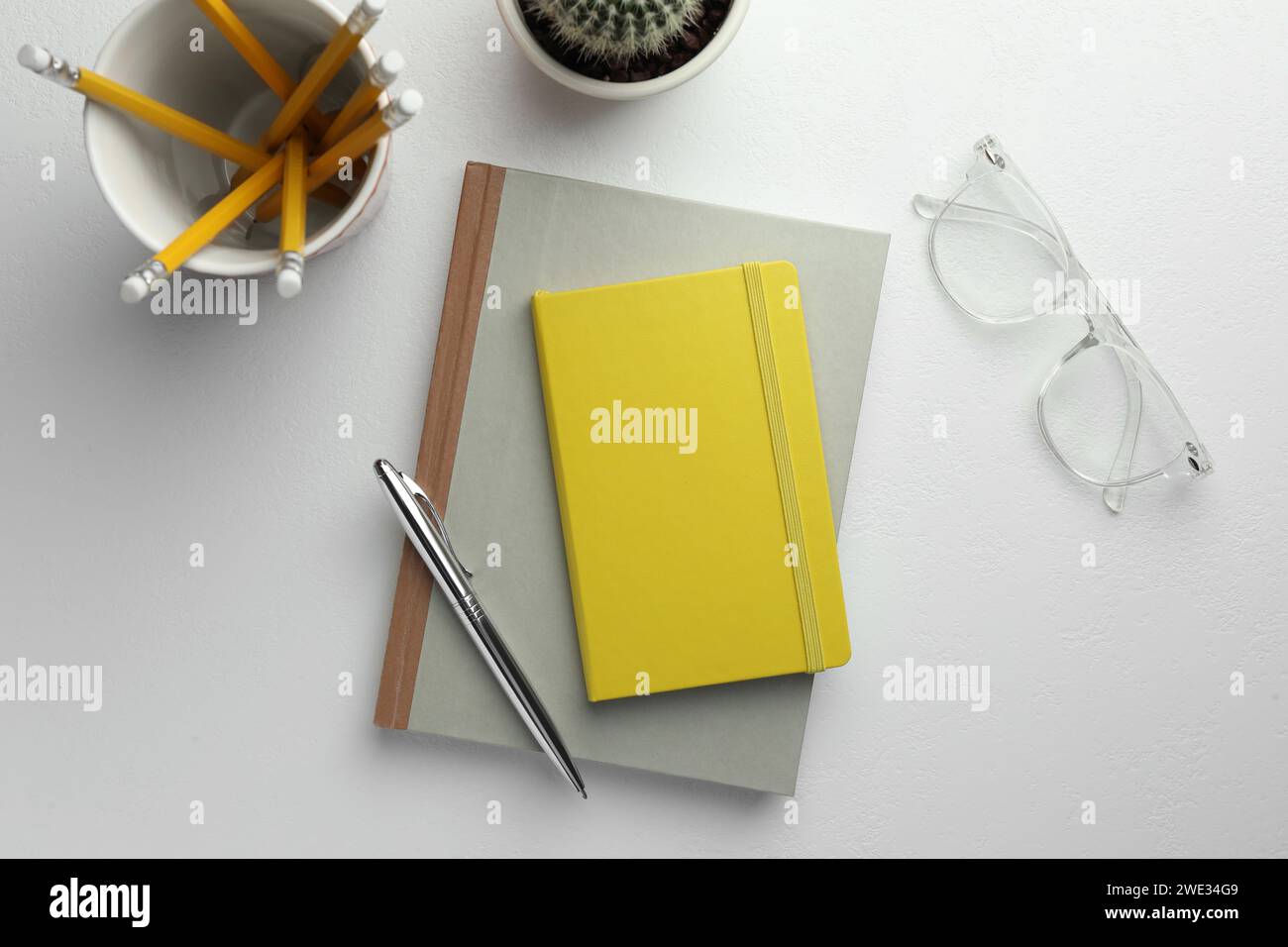 Composition de pose à plat avec des cahiers et stylo sur la table blanche Banque D'Images