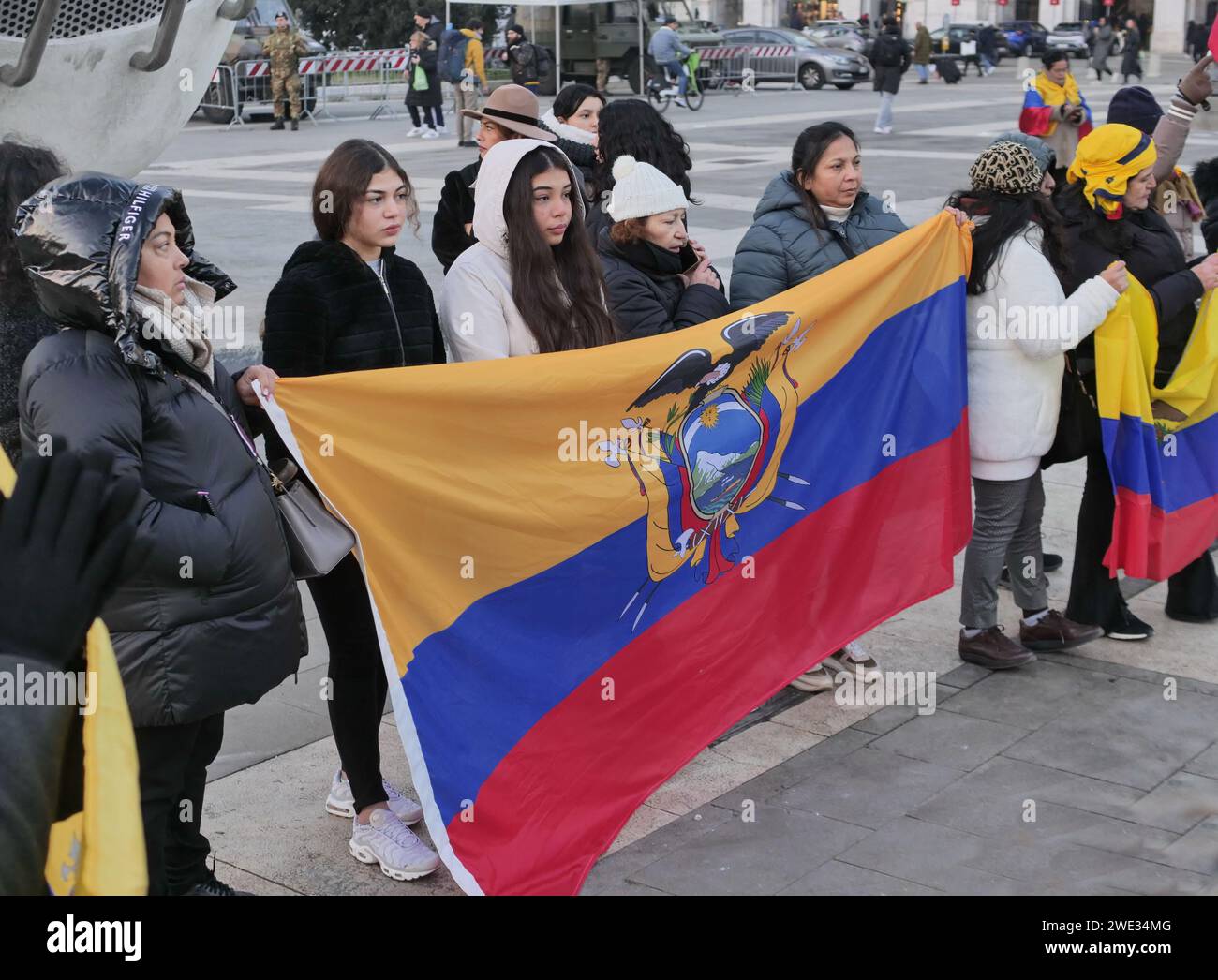 Manifestation de Milan pour la paix en Équateur sur la place centrale de la gare, Lombardie, Italie Banque D'Images