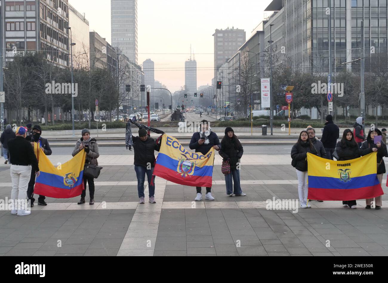 Manifestation de Milan pour la paix en Équateur sur la place centrale de la gare, Lombardie, Italie Banque D'Images