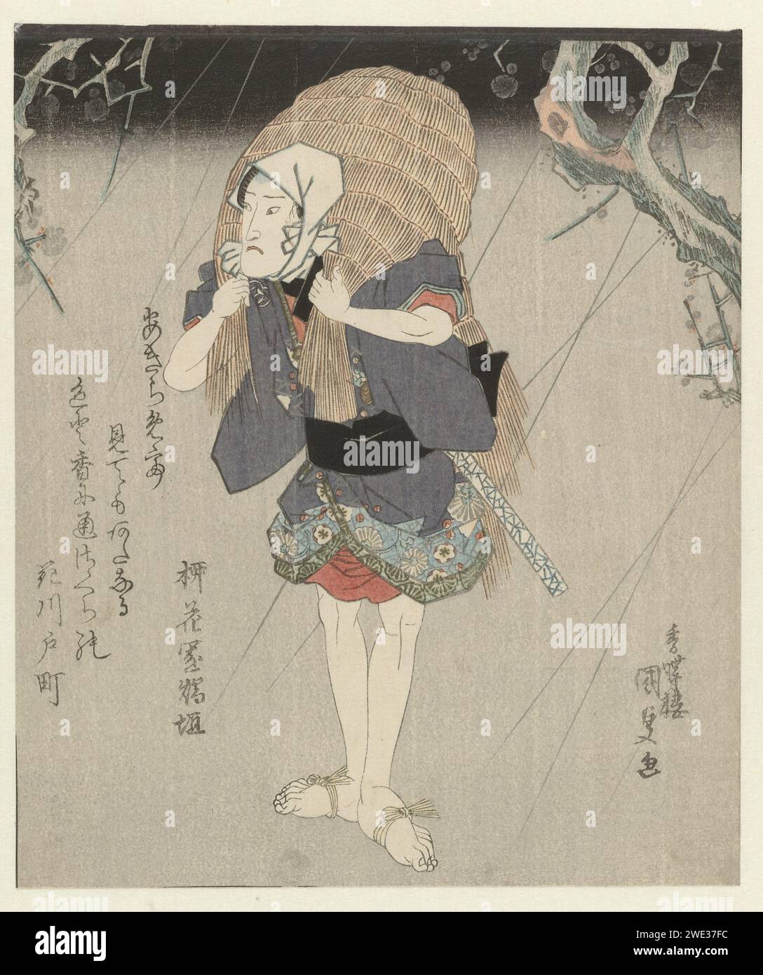 A Man in Nightly Rain, Utagawa Kunisada (I), 1835-1836 print Un homme avec un imperméable en paille est sous la pluie sous un prunier en fleurs. L'homme est l'acteur Ineu Kikugorô III (1784-1849) dans le rôle du héros populaire Gonpachi. Scène de la pièce Ume Haru Gojûsantsugi, mise en scène au théâtre Ichimura à Edo en 1835. Feuille droite d'un diptyk, ou feuille centrale d'un triptyque. Avec un poème. Papier de couleur japonaise gravure sur bois portant quelque chose dans le panier, sac, sac à dos, etc. pluie. homme adulte Banque D'Images