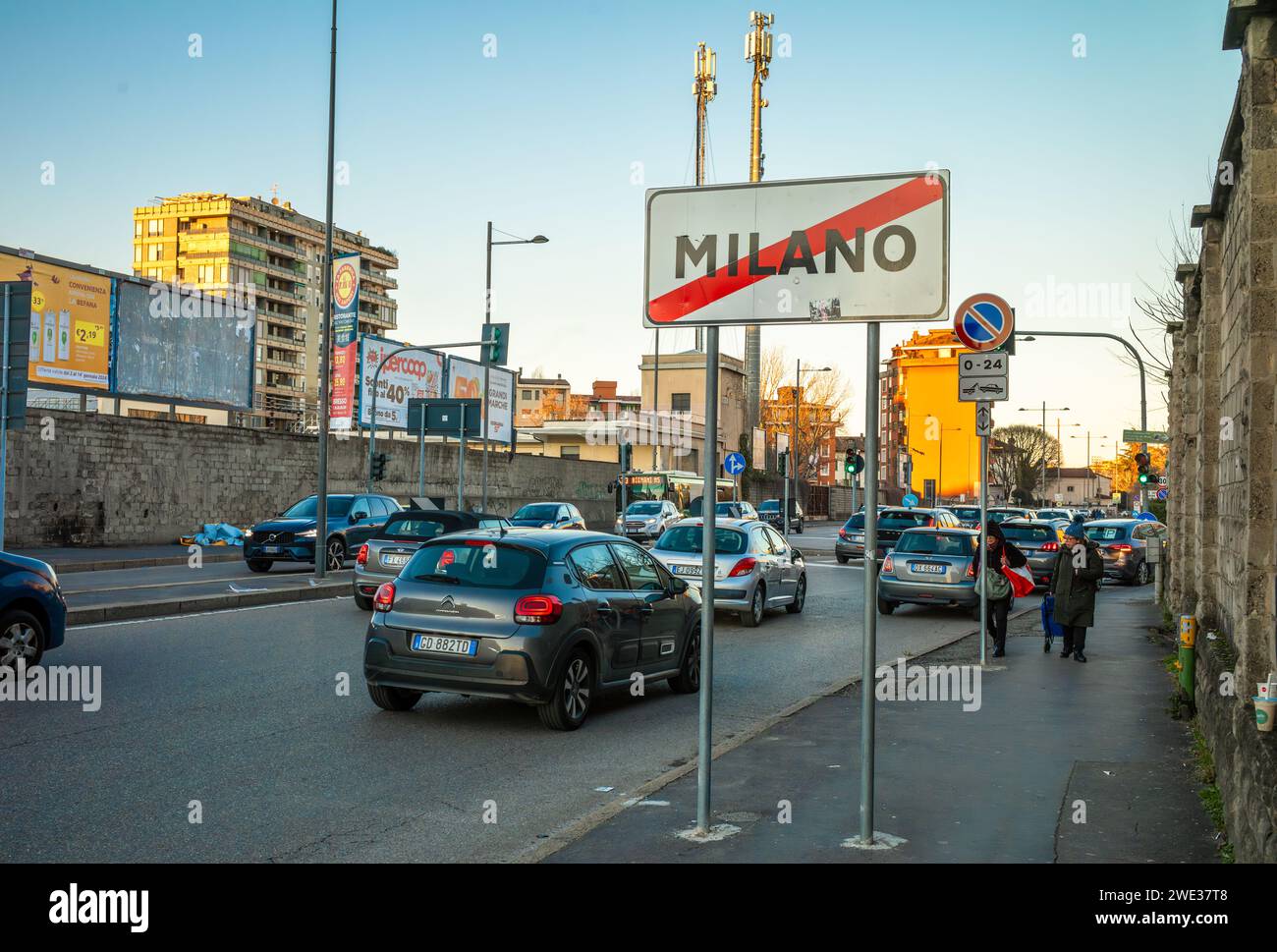 Un panneau de banlieue indiquant « Milan » avec une ligne rouge à travers celui-ci informant les conducteurs qu'ils quittent la ville de Milan en Italie. Banque D'Images Un panneau de banlieue indiquant « Milan » avec une ligne rouge à travers celui-ci informant les conducteurs qu'ils quittent la ville de Milan en Italie. Banque D'Images