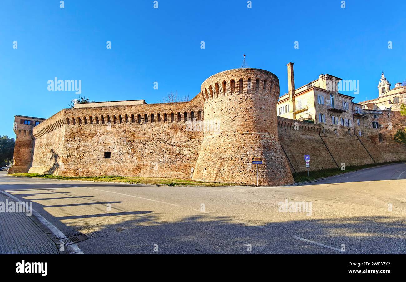 L'un des villages les plus tipycal de la région des Marches, Jesi affiche un mur défensif impressionnant entourant la ville, l'un des mieux conservés en Italie Banque D'Images