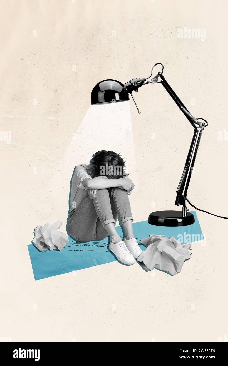 Vertical contemporain photo collage image d'une fille stressée solitaire assise câliner elle-même se cacher tête fatiguée travail épuisé papier froissé Banque D'Images