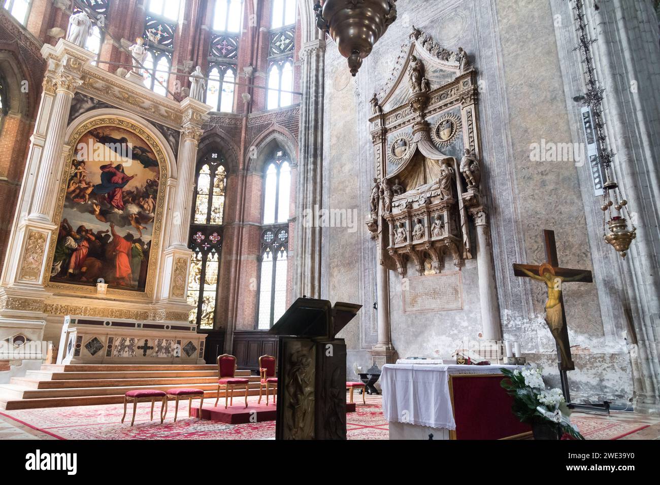 Crucifix du XIII siècle et Renaissance italienne Assomption de la Vierge peinture par Titien du XVI siècle dans l'autel principal et monument do Dodge FR Banque D'Images