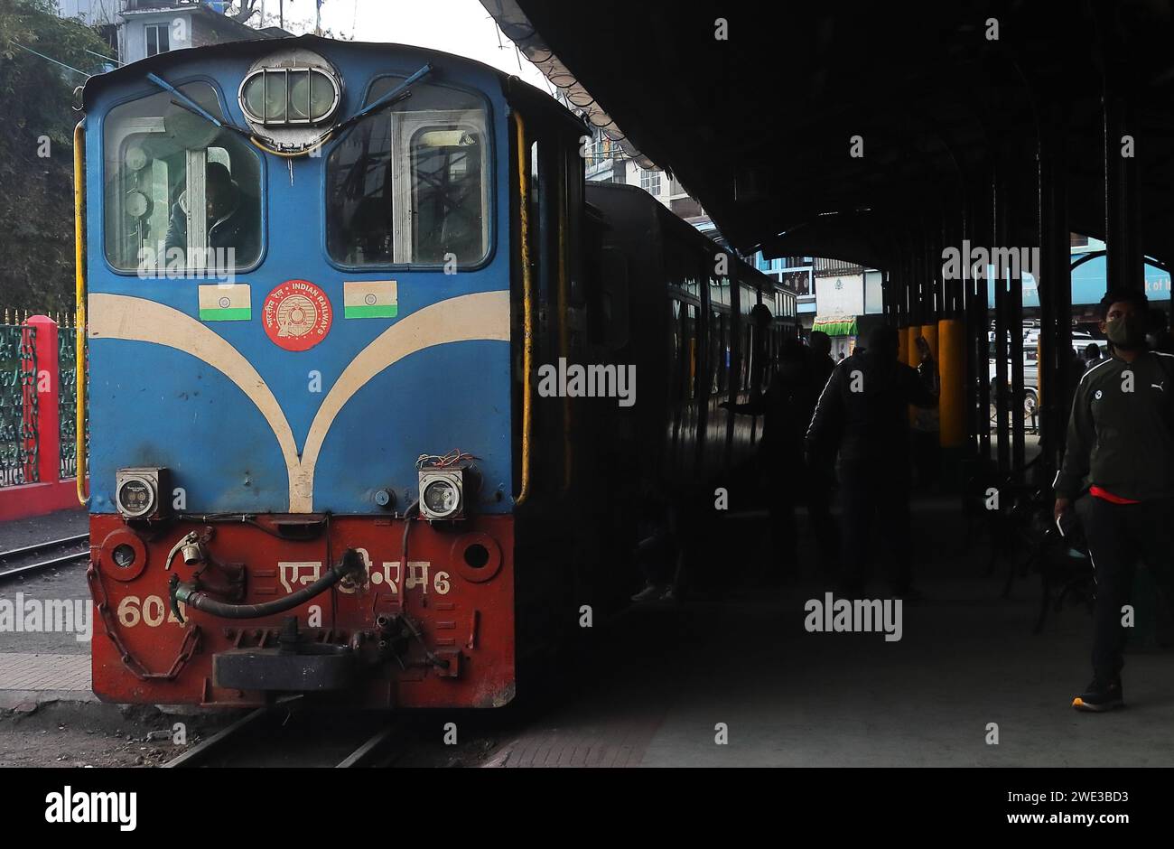 Darjeeling, Bengale occidental, Inde - 15 février 2022 : patrimoine mondial de l'UNESCO Darjeeling Himalayan Railway et la plus haute gare de Ghum en Inde Banque D'Images