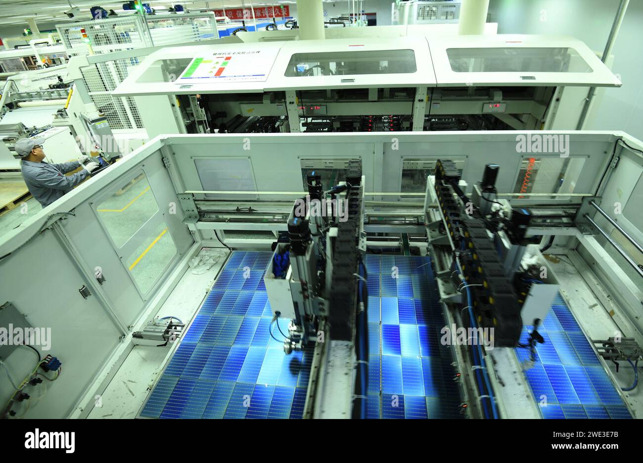 ZHANGJIAKOU, CHINE - le 23 JANVIER 2024 - des travailleurs produisent des modules solaires photovoltaïques destinés à l'exportation dans un atelier d'une entreprise de technologie de l'énergie dans le Zhu Banque D'Images