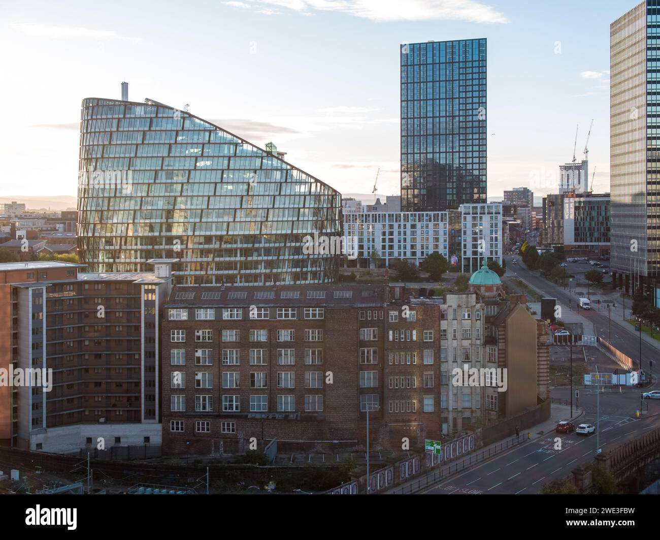 Photographie aérienne de One Angel Square, CIS Tower, MODA prise par une belle matinée ensoleillée dans le centre-ville de Manchester, Royaume-Uni Banque D'Images