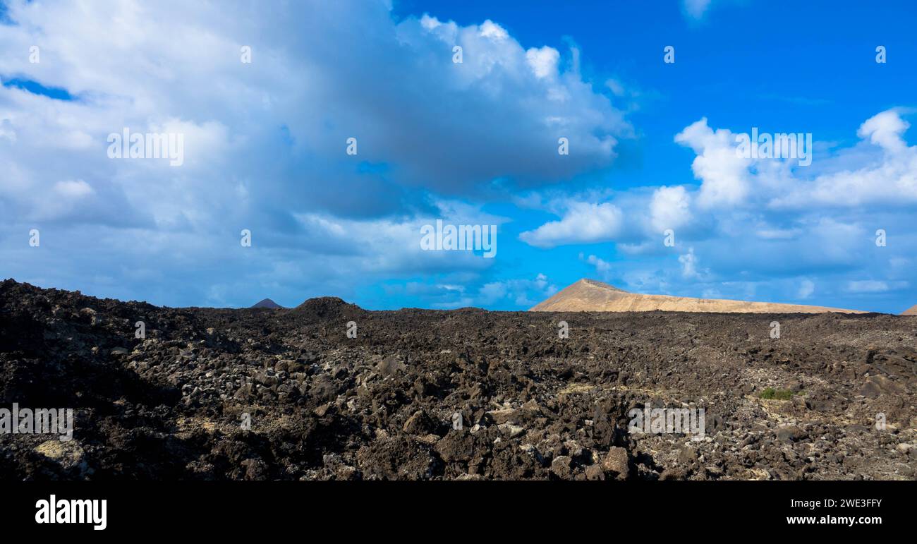 Vue spectaculaire sur les montagnes de feu au parc national de Timanfaya, cette zone unique composée entièrement de sols volcaniques. Paysage volcanique. Banque D'Images