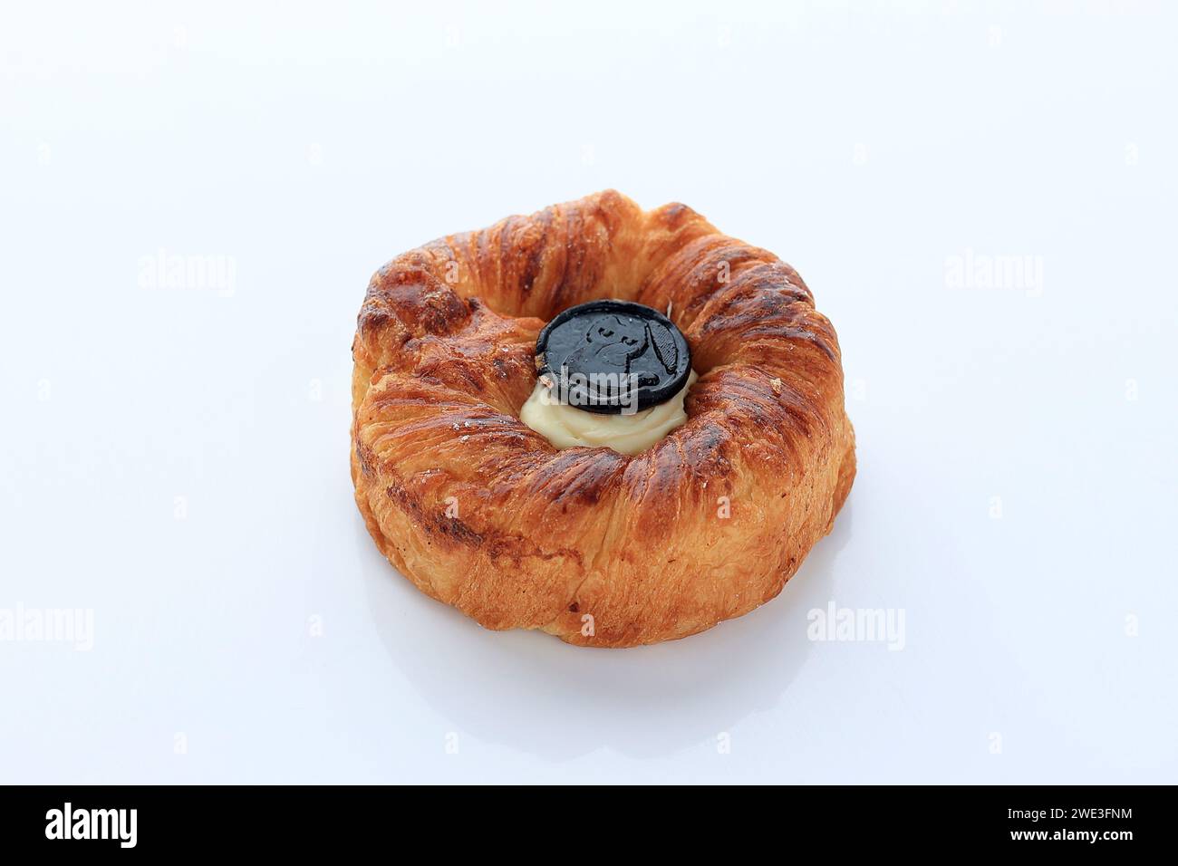 Pain croissant avec garniture au fromage à la crème, isolé sur blanc Banque D'Images
