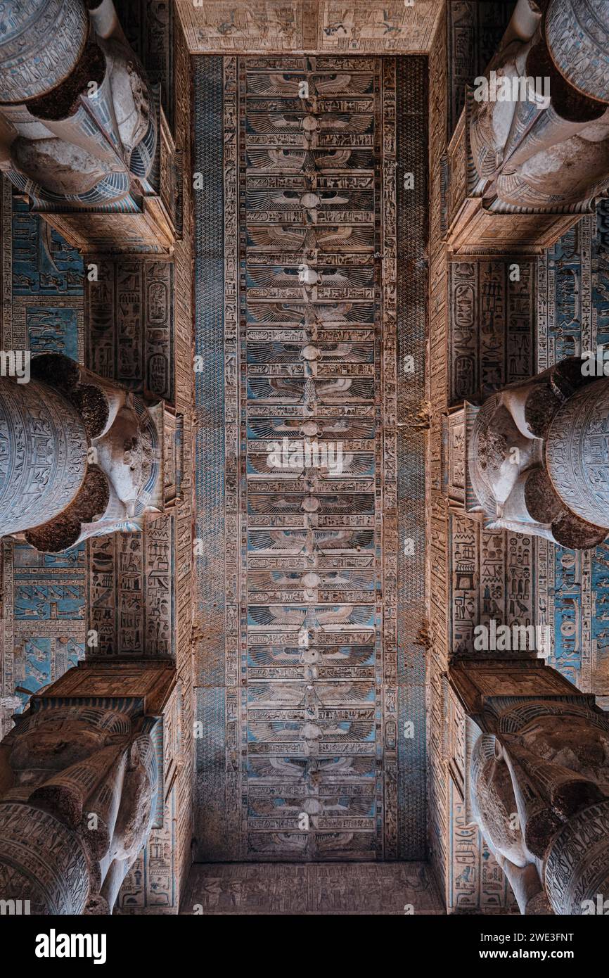 Qena, Égypte - décembre 27 2023 : colonnes de la salle hypostyle dans le temple de Hathor dans le complexe du temple de Dendera, l'un des temples les mieux conservés Banque D'Images