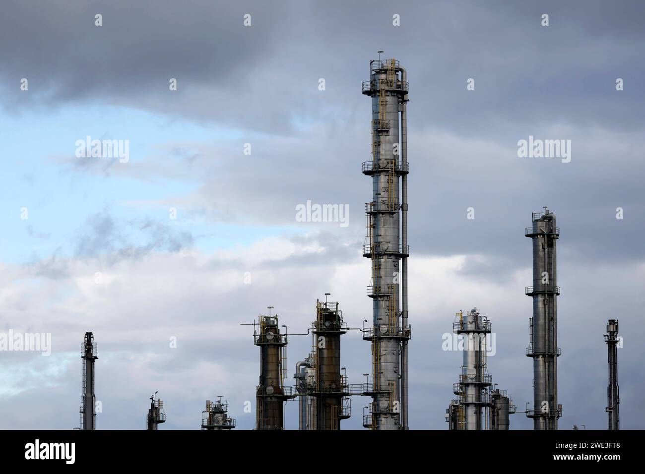 Industrieanlagen von Shell Energy à Wesseling BEI Köln. Die Umgebung ist geprägt von Stromleitungen und Industrieschloten. Themenbild, Symbolbild. Wesseling, 22.01.2024 NRW Deutschland *** Shell Energys installations industrielles à Wesseling près de Cologne les environs sont caractérisés par des lignes électriques et des cheminées industrielles image, symbolique image Wesseling, 22 01 2024 NRW Allemagne Copyright : xChristophxHardtx Banque D'Images