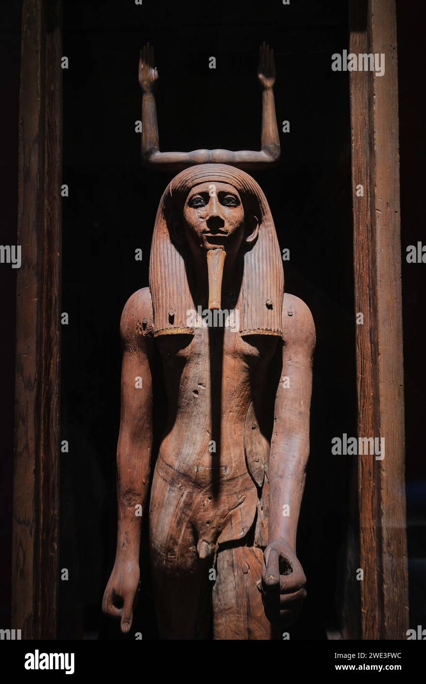 Le Caire, Egypte - 2 janvier 2024 : Statue en bois du Pharaon Hor I. Le Musée égyptien au Caire Banque D'Images