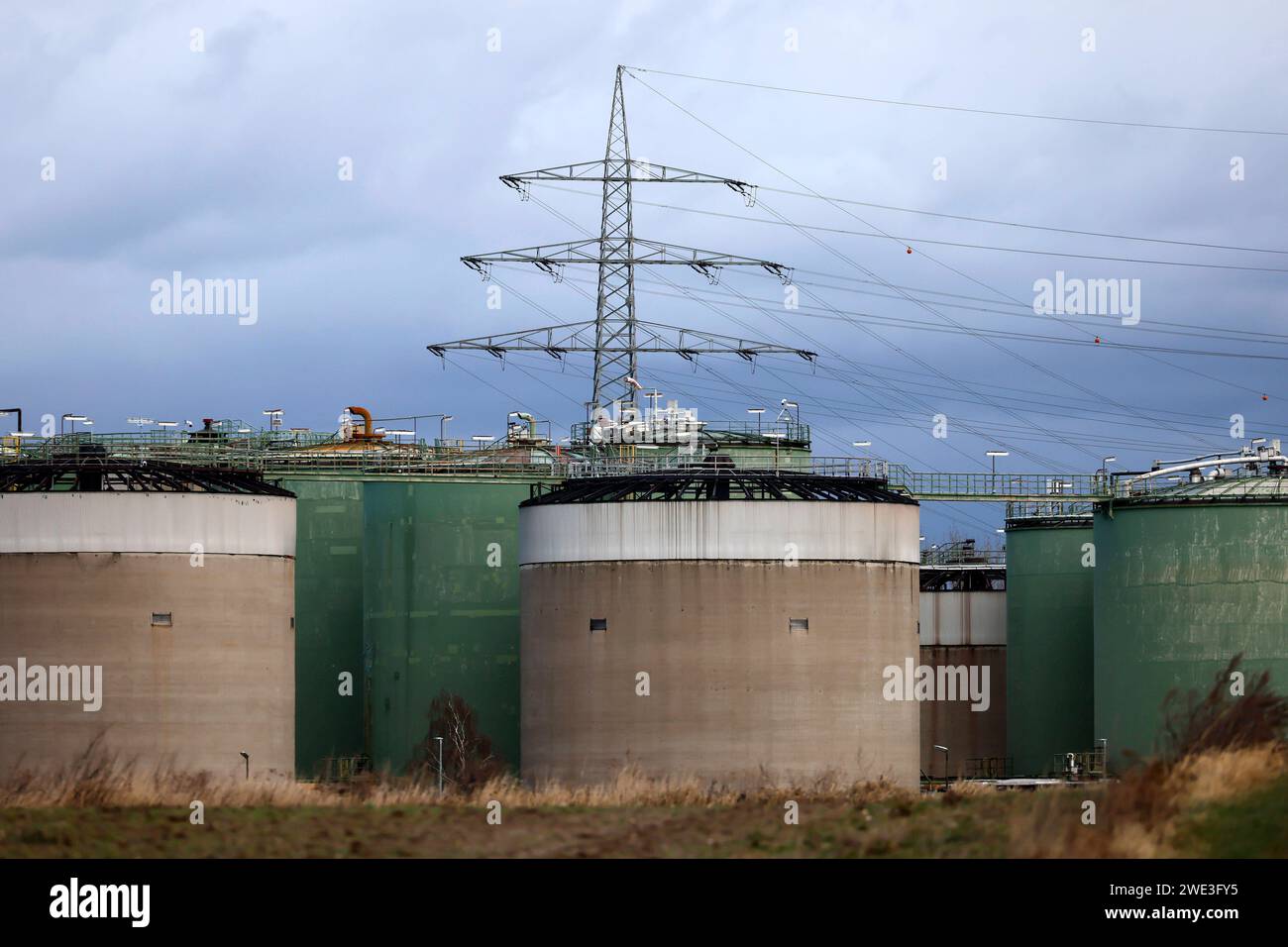 Strommasten ragen über die Industrieanlagen von Shell Energy à Wesseling BEI Köln. Die Umgebung ist geprägt von Stromleitungen und Industrieschloten. Themenbild, Symbolbild. Wesseling, 22.01.2024 NRW Deutschland *** Tour de pylônes électriques au-dessus des installations industrielles Shell Energys à Wesseling près de Cologne les environs sont caractérisés par des lignes électriques et des cheminées industrielles image thématique, image symbolique Wesseling, 22 01 2024 NRW Allemagne Copyright : xChristophxHardtx Banque D'Images