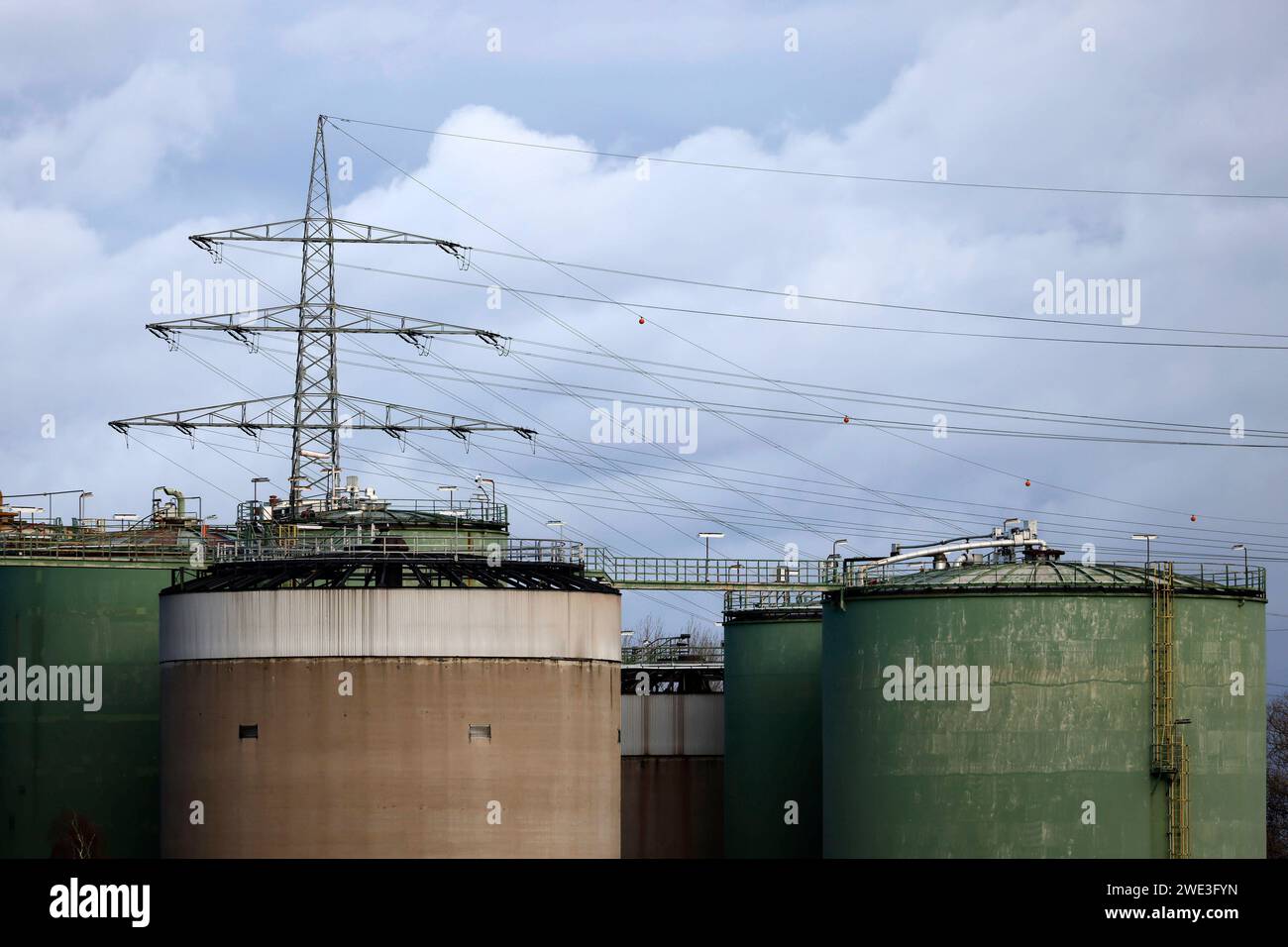 Strommasten ragen über die Industrieanlagen von Shell Energy à Wesseling BEI Köln. Die Umgebung ist geprägt von Stromleitungen und Industrieschloten. Themenbild, Symbolbild. Wesseling, 22.01.2024 NRW Deutschland *** Tour de pylônes électriques au-dessus des installations industrielles Shell Energys à Wesseling près de Cologne les environs sont caractérisés par des lignes électriques et des cheminées industrielles image thématique, image symbolique Wesseling, 22 01 2024 NRW Allemagne Copyright : xChristophxHardtx Banque D'Images