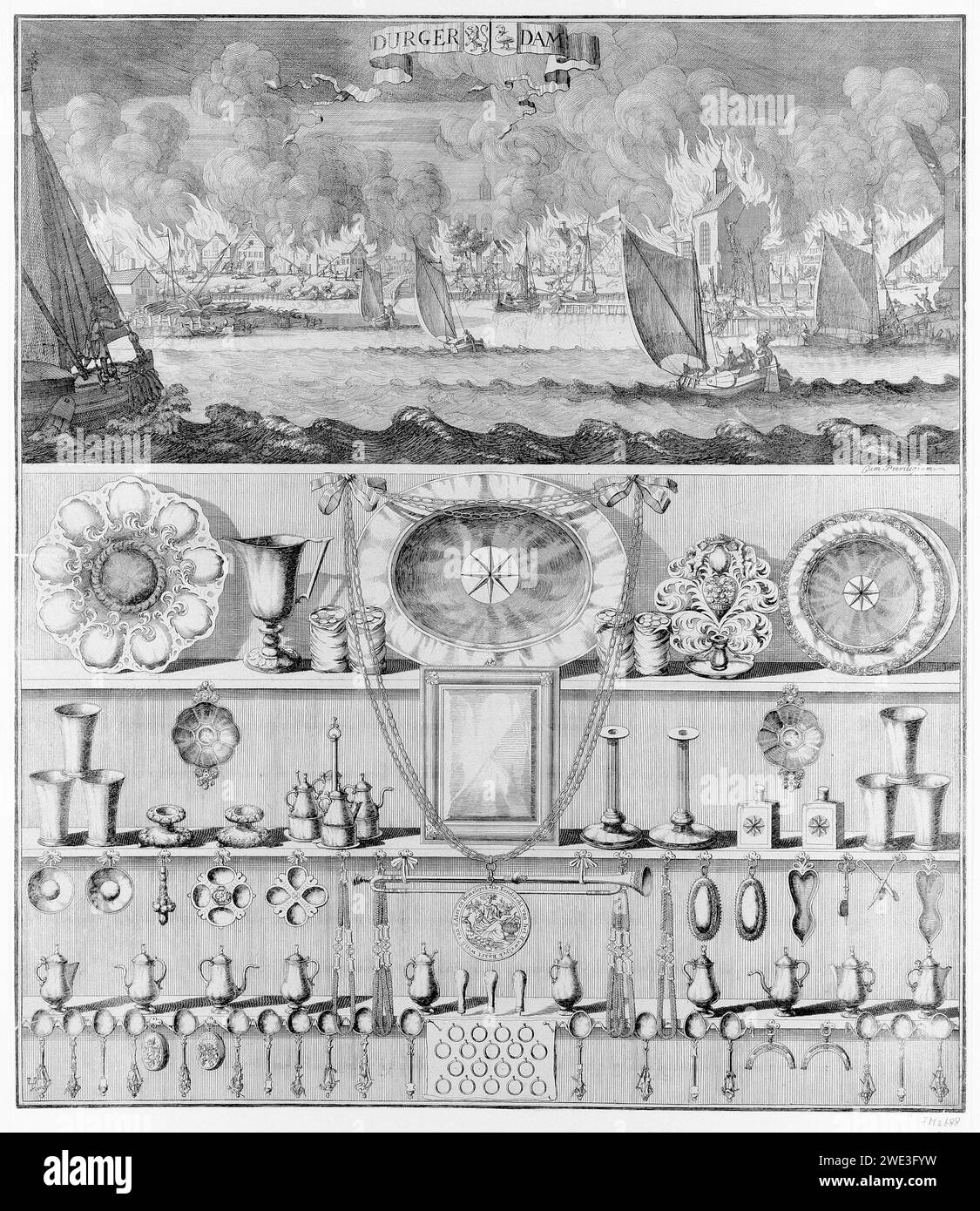 Loterijprent au profit de Durgerdam après le grand incendie de 1687, Anonyme, d'après Jan Luyken, 1687 imprimer Loterijprent au profit de Durgerdam après le grand incendie du 5-6 mai 1687. Présentation en deux parties. Au sommet du feu dans le village, au premier plan des bateaux sur l'eau, au sommet des armes de Hollande et de Ransdorp. Au bas des prix à gagner à la loterie : trois rangées d'écailles d'argent, tasses, chandeliers, cruches, cuillères, etc Cet exemplaire sans les magazines de texte correspondants avec invitation à la participation, frais, conditions et articles. Netherlan du Nord Banque D'Images