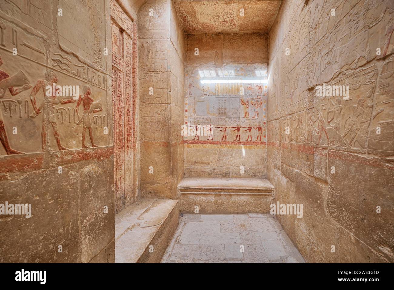 Saqqara, Égypte - 2 janvier 2024 : personnages en bas relief peints montrant la vie quotidienne dans l'Égypte ancienne à l'intérieur de la tombe de Kagemni dans la nécropole de Saqqara Banque D'Images