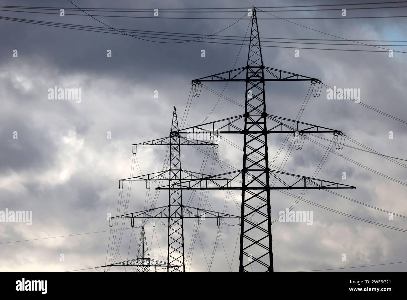 Strommasten BEI den Industrieanlagen von Shell Energy à Wesseling BEI Köln. Die Umgebung ist geprägt von Stromleitungen und Industrieschloten. Themenbild, Symbolbild. Wesseling, 22.01.2024 NRW Deutschland *** Pylônes électriques dans les installations industrielles Shell Energys à Wesseling près de Cologne les environs sont caractérisés par des lignes électriques et des cheminées industrielles image, image symbolique Wesseling, 22 01 2024 NRW Allemagne Copyright : xChristophxHardtx Banque D'Images