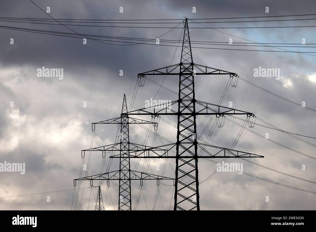 Strommasten BEI den Industrieanlagen von Shell Energy à Wesseling BEI Köln. Die Umgebung ist geprägt von Stromleitungen und Industrieschloten. Themenbild, Symbolbild. Wesseling, 22.01.2024 NRW Deutschland *** Pylônes électriques dans les installations industrielles Shell Energys à Wesseling près de Cologne les environs sont caractérisés par des lignes électriques et des cheminées industrielles image, image symbolique Wesseling, 22 01 2024 NRW Allemagne Copyright : xChristophxHardtx Banque D'Images