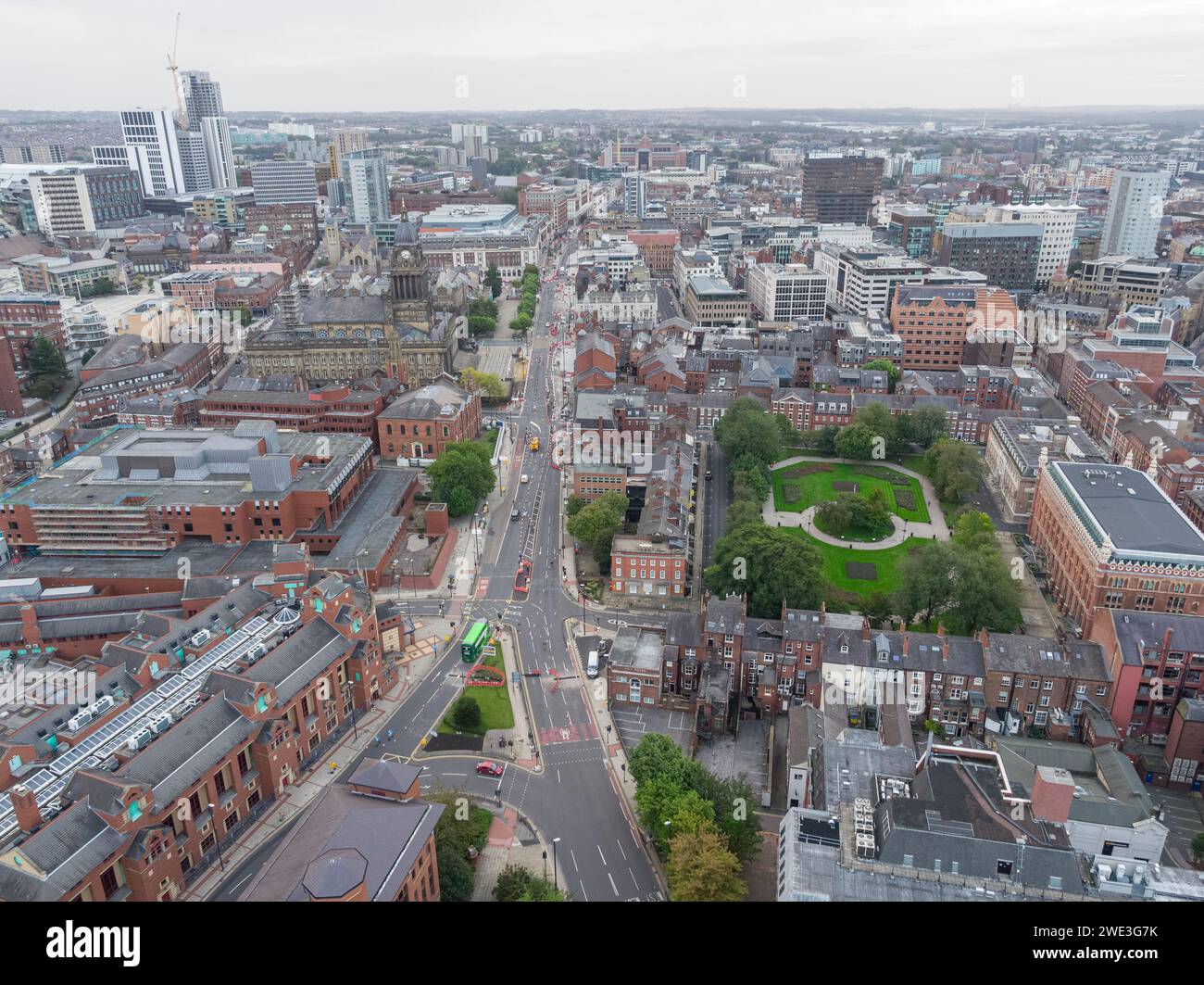 Photographie aérienne regardant la Headrow dans le centre-ville de Leeds, Yorkshire, Royaume-Uni regardant Park Square, la mairie de Leeds et le centre-ville plus large Banque D'Images