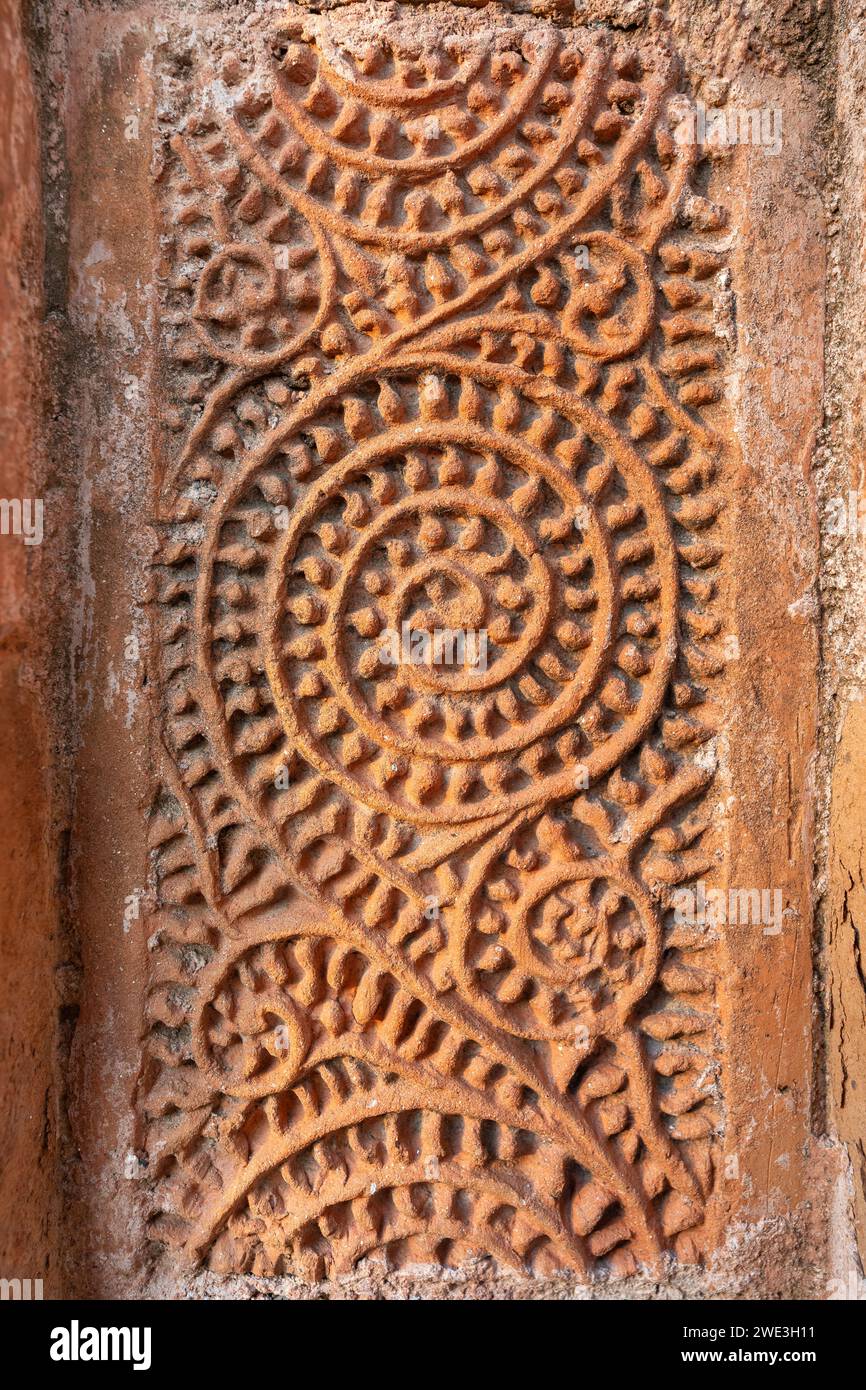 Vue en gros plan de la terre cuite florale et la conception géométrique sur le mur extérieur de l'ancien temple Chachra Shiva aka Shiv mandir, Jessore, Bangladesh Banque D'Images