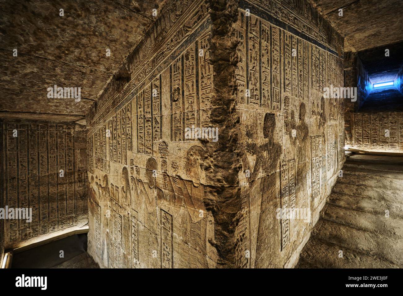 Dendera, Égypte - décembre 28 2023 : couloirs avec des hiéroglyphes anciens et des reliefs dans le temple de la déesse Hathor dans le complexe du temple Dendera Banque D'Images