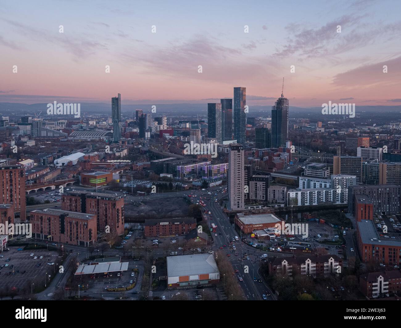 Image aérienne au crépuscule sur Regent Road, Manchester regardant vers le centre-ville avec un beau ciel nocturne Banque D'Images