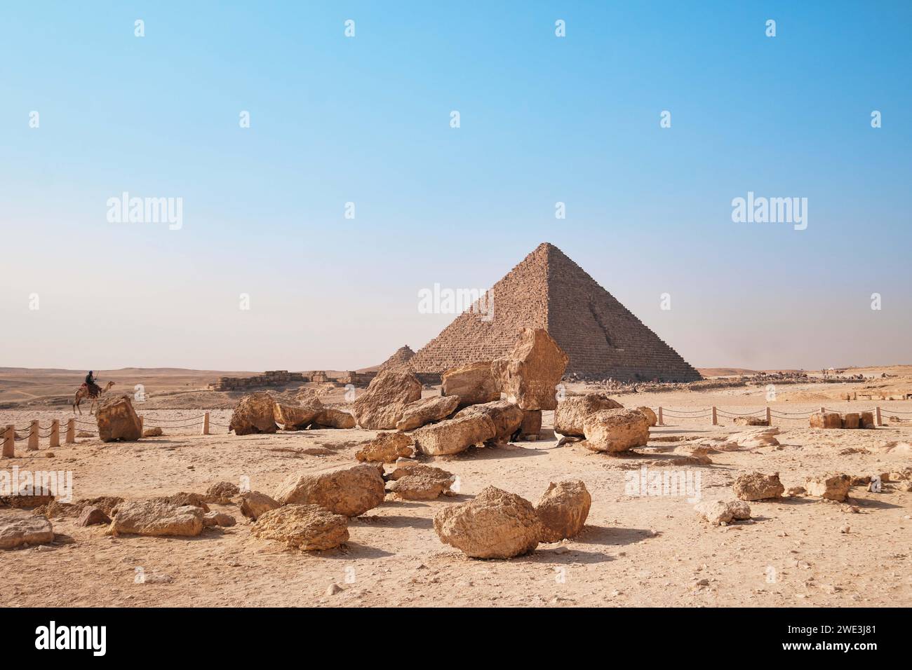 Gizeh, Egypte - décembre 24 2023 : la Pyramide de Menkaouré, la plus petite des trois pyramides du plateau de Gizeh, au Caire Banque D'Images