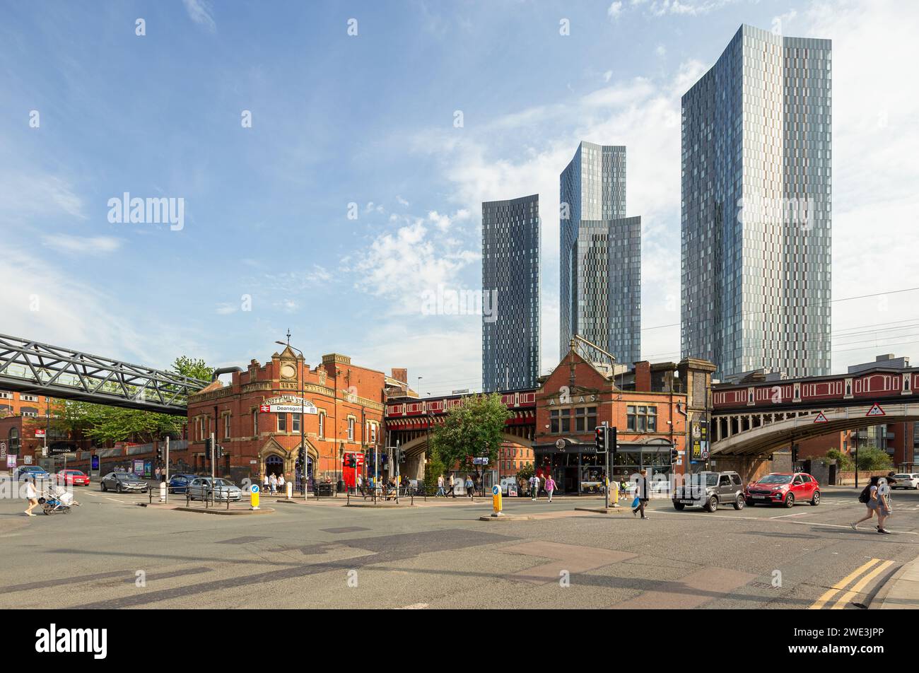 Image des tours résidentielles de Deansgate Square à Manchester, au Royaume-Uni, avec Atlas Bar, la gare de Deansgate et le viaduc de Bridgewater au premier plan Banque D'Images