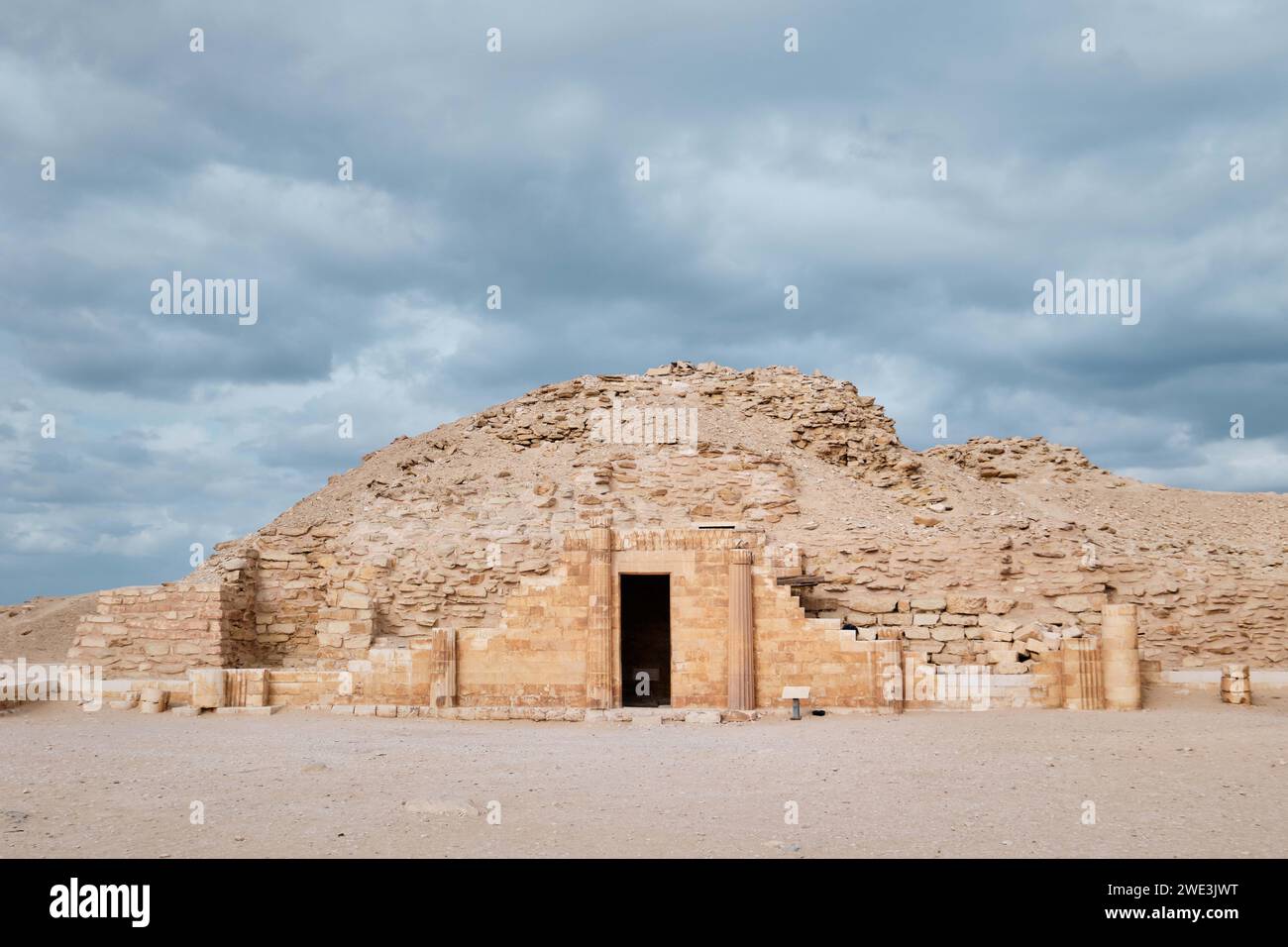 Saqqara, Égypte - 2 janvier 2024 : ancienne pyramide d'Ouserkaf dans la nécropole de Saqqara Banque D'Images