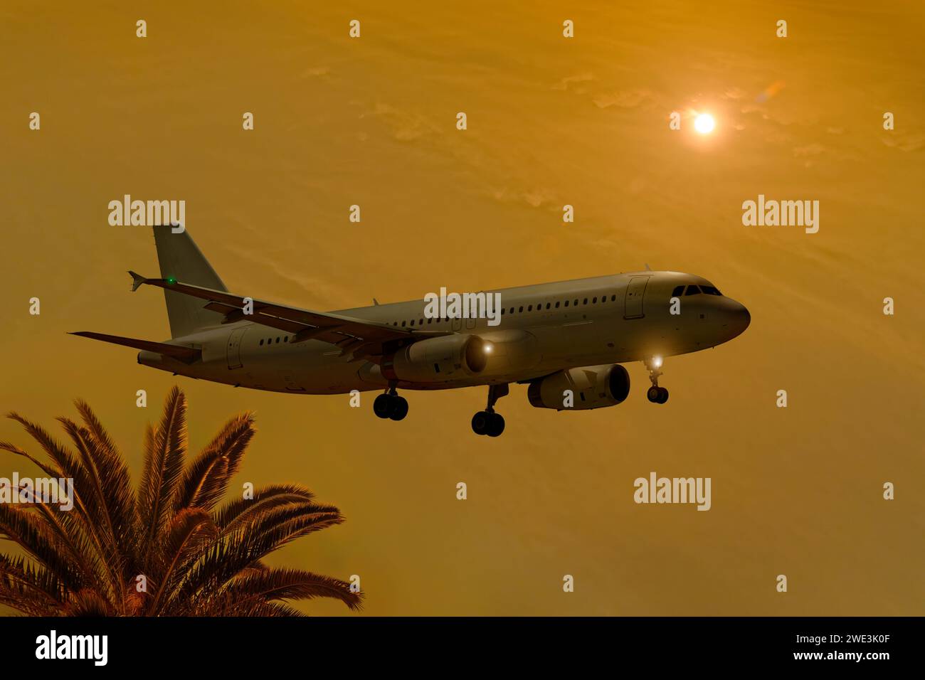 Avion atterrissant vers le coucher du soleil. Livraison gratuite Airbus A320-200. Banque D'Images