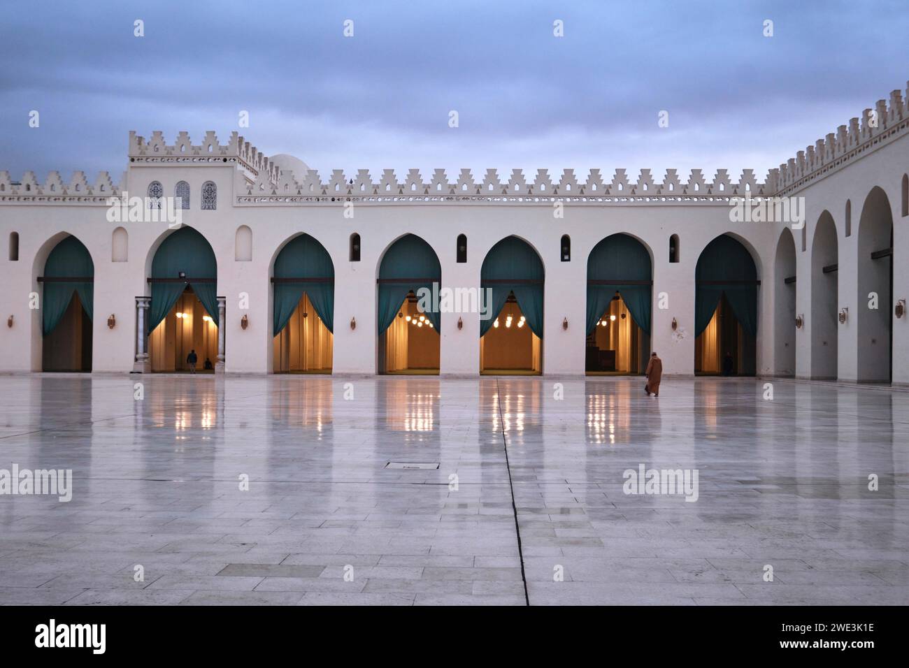 Le Caire, Egypte - 04 janvier 2024 : la mosquée d'Al Hakim, (Al Anwar), avec sol en marbre blanc. Il est nommé d'après Al-Hakim bi-Amr Allah, le sixième Fatim Banque D'Images